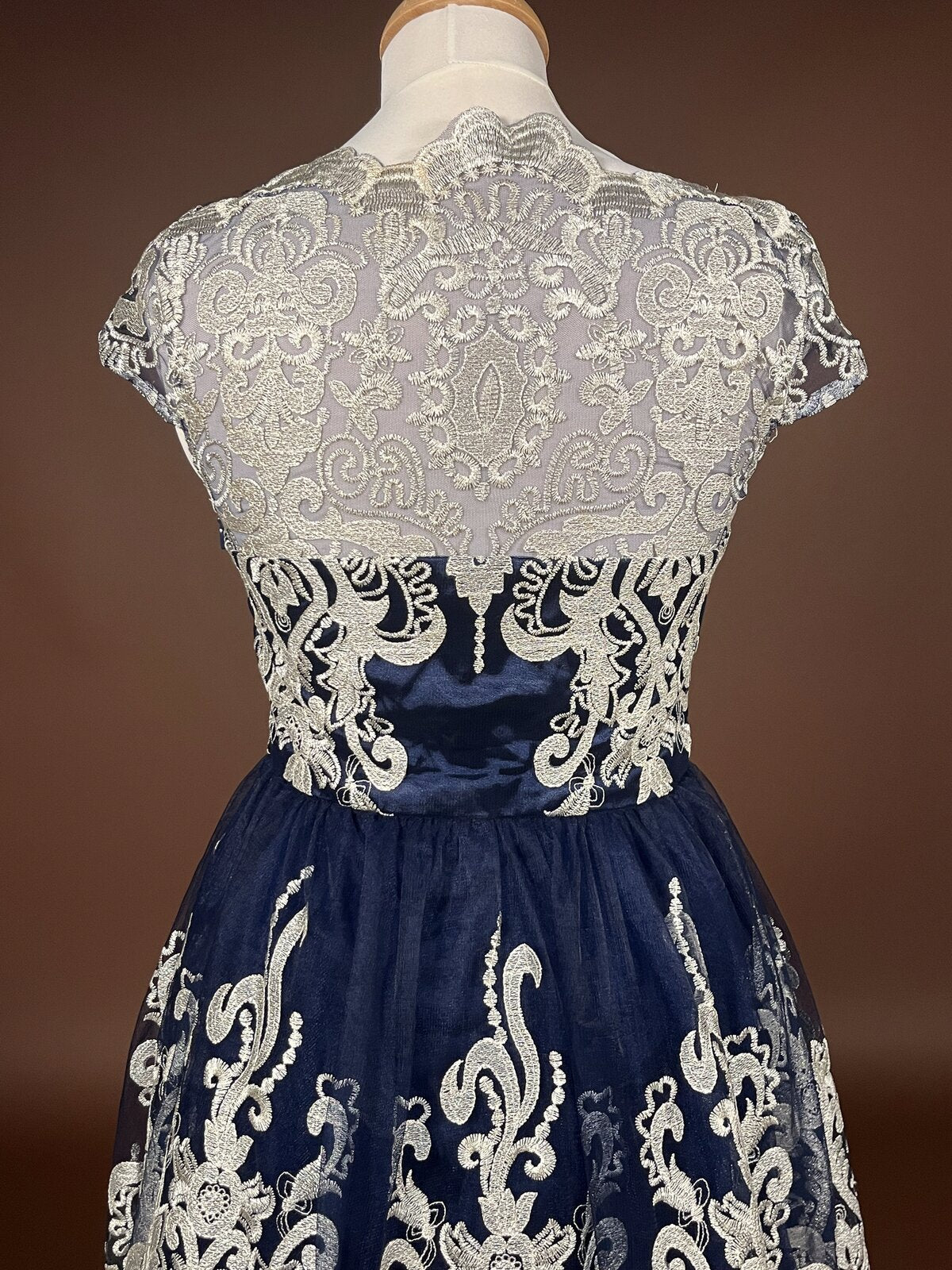 021 Marineblauwe Cocktailjurk met Goudkleurig Kant – Chi Chi London