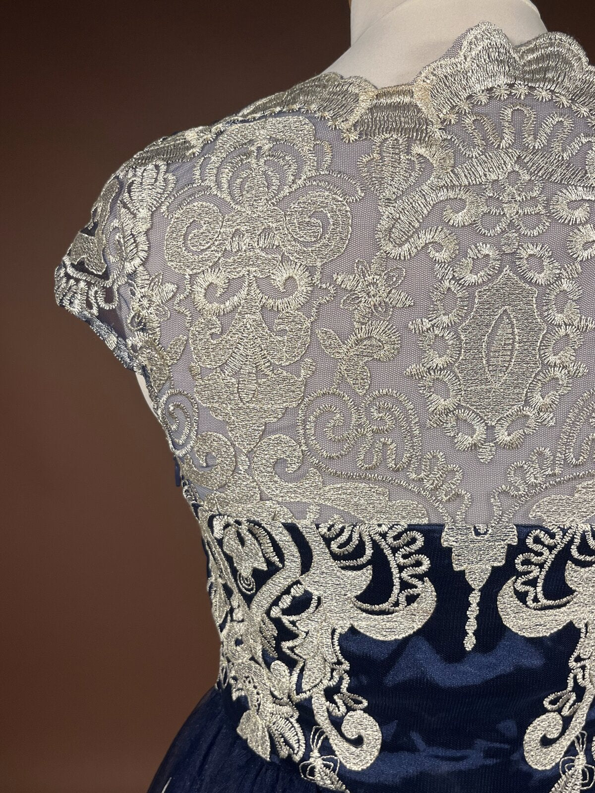 021 Marineblauwe Cocktailjurk met Goudkleurig Kant – Chi Chi London