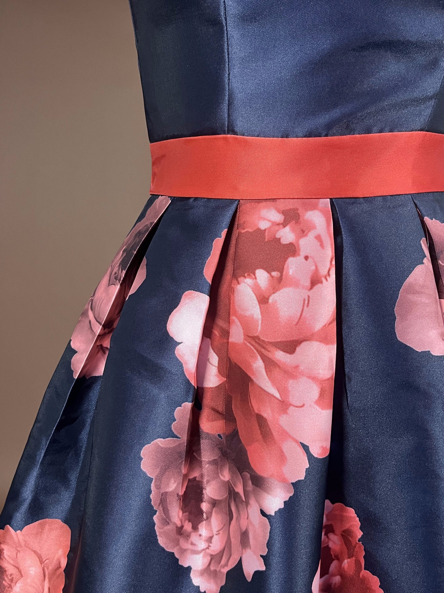 024 Marineblauwe Bloemenprint Cocktailjurk – Chi Chi London