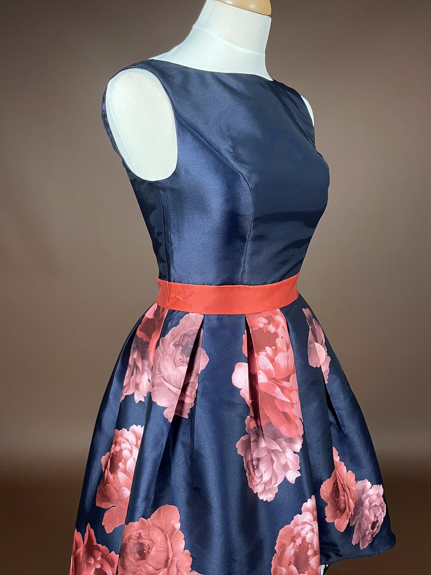 024 Marineblauwe Bloemenprint Cocktailjurk – Chi Chi London