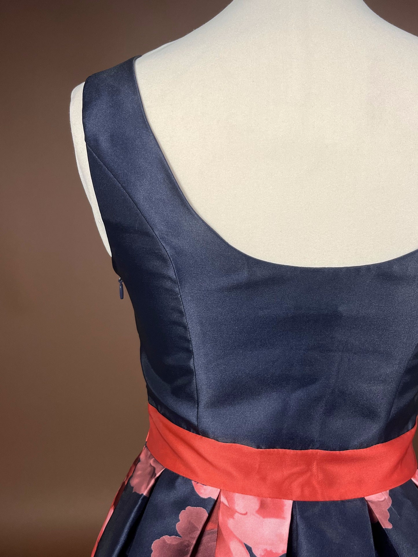 024 Marineblauwe Bloemenprint Cocktailjurk – Chi Chi London