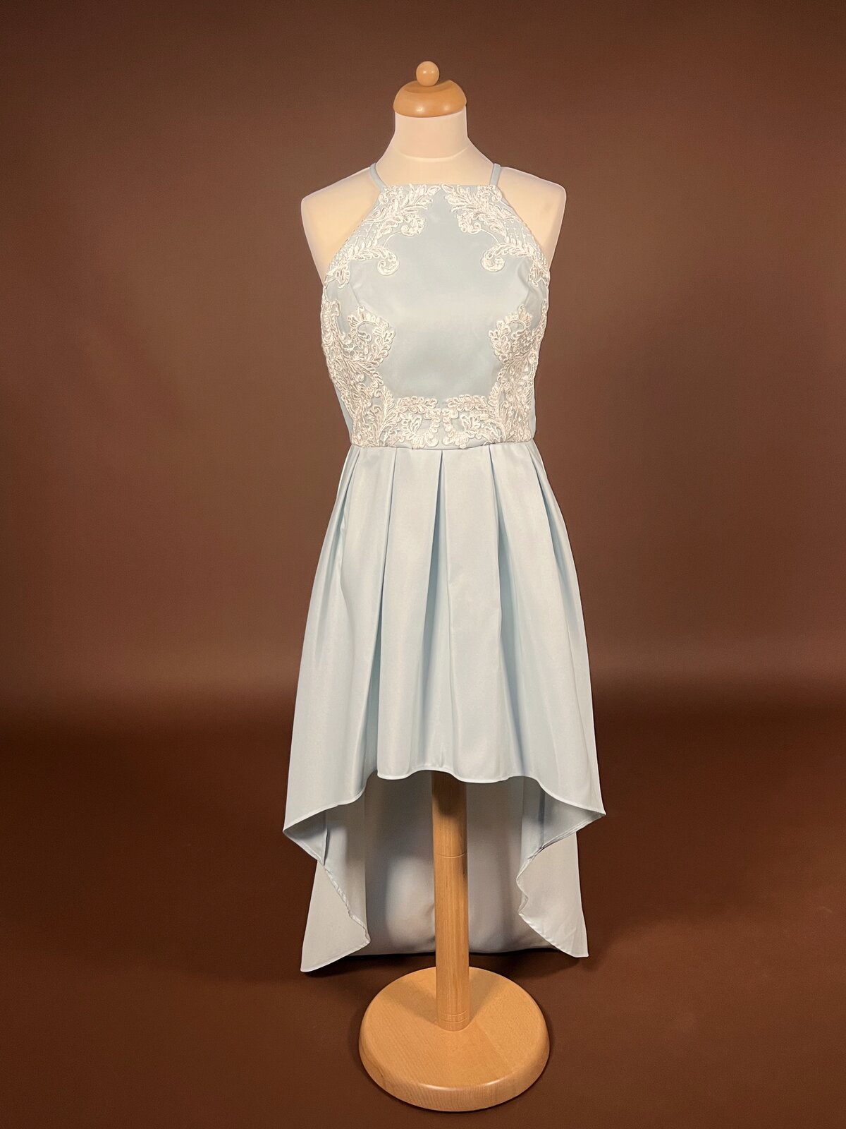026 Poederblauwe Halterneck Cocktailjurk – Chi Chi London
