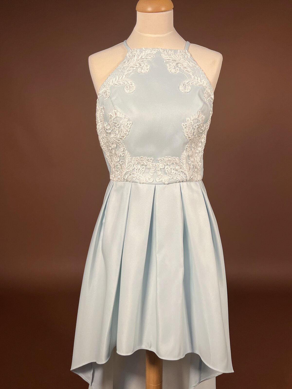 026 Poederblauwe Halterneck Cocktailjurk – Chi Chi London