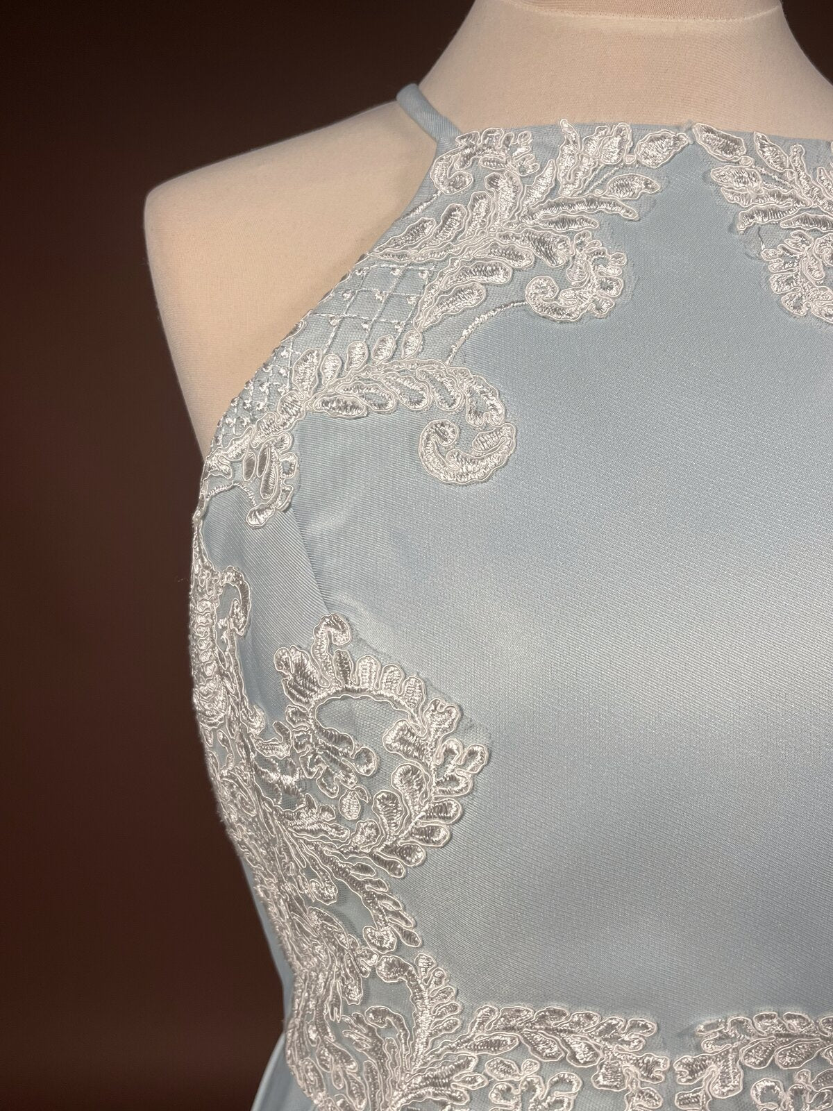 026 Poederblauwe Halterneck Cocktailjurk – Chi Chi London