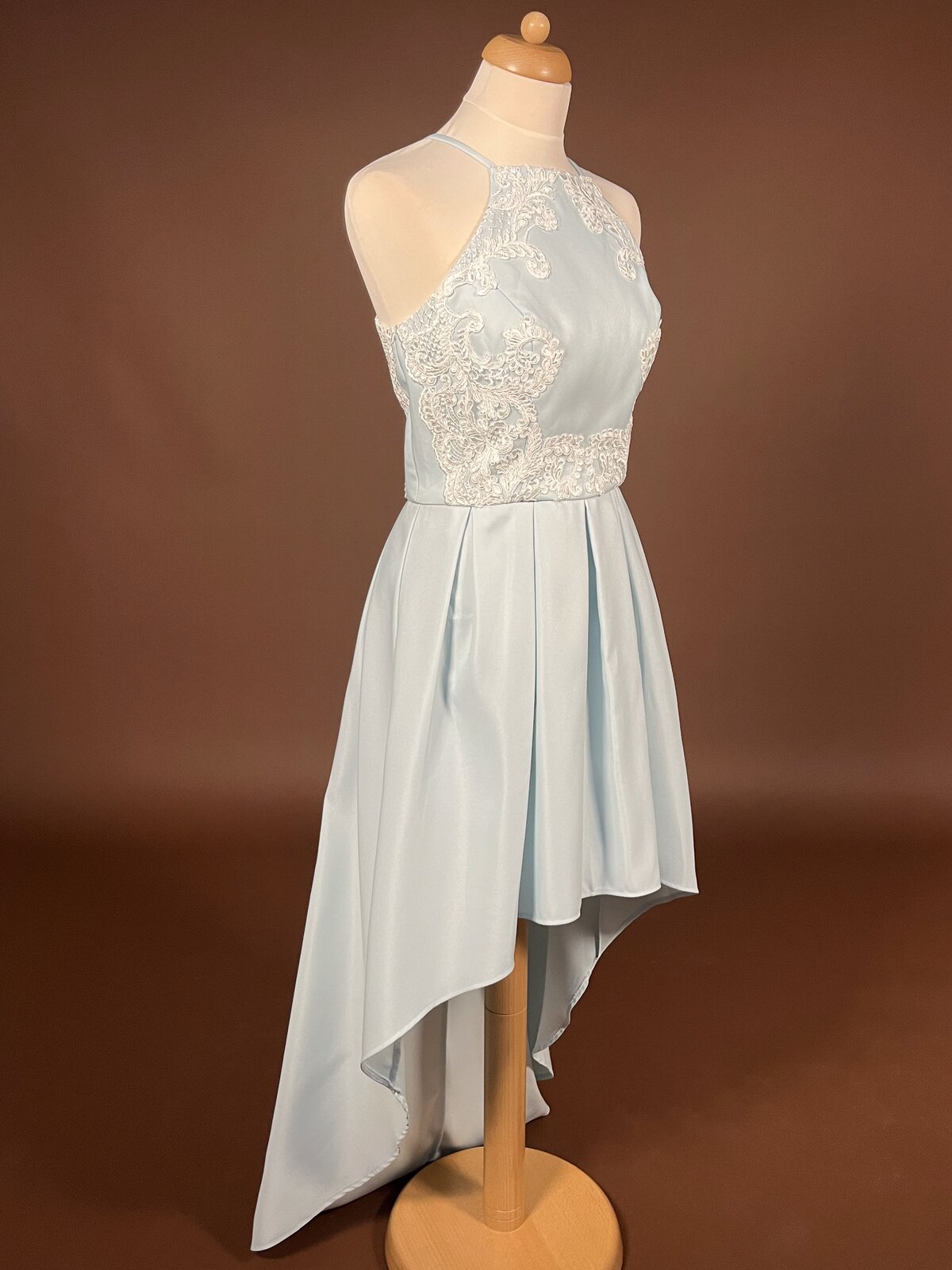 026 Poederblauwe Halterneck Cocktailjurk – Chi Chi London