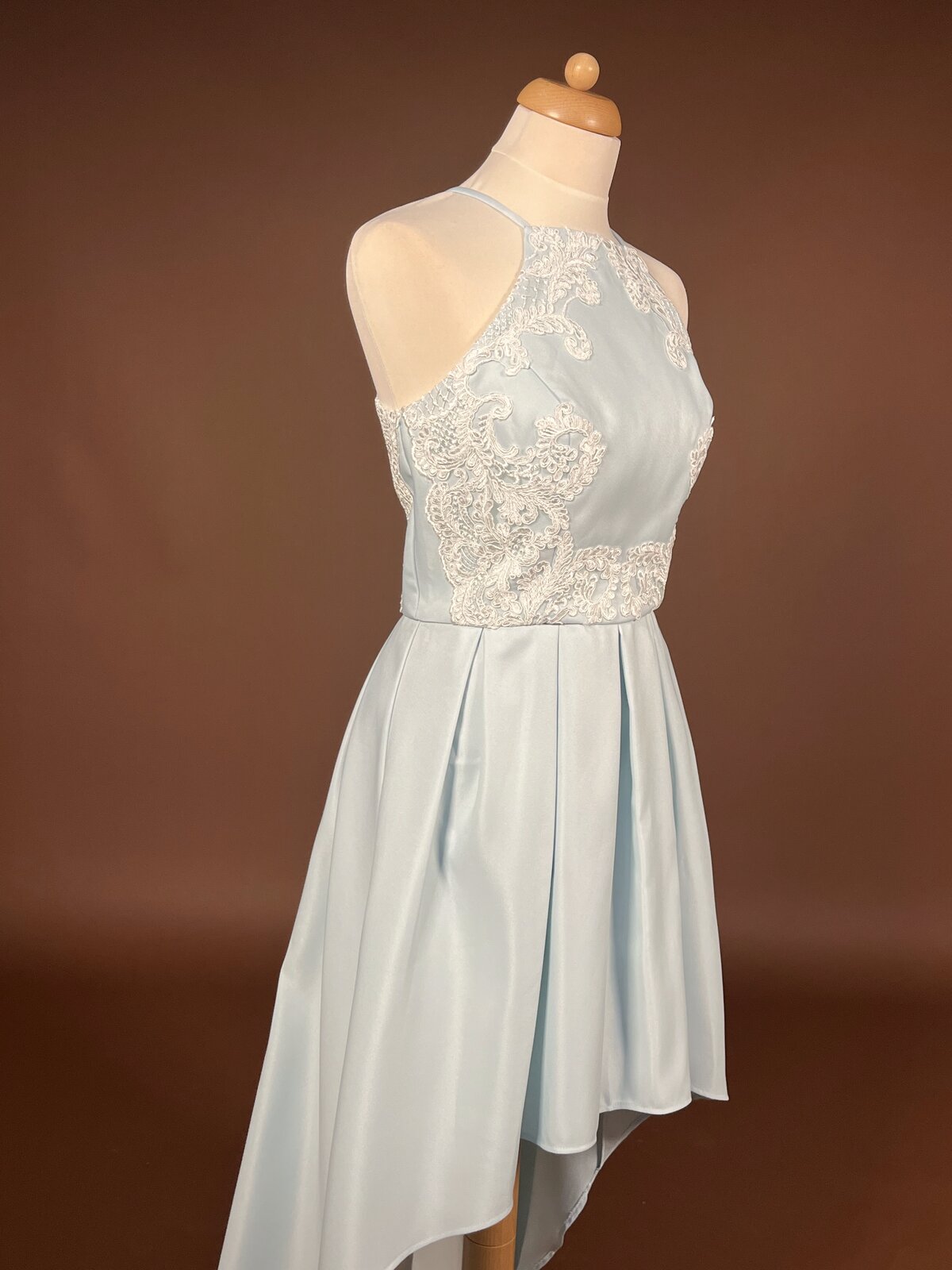 026 Poederblauwe Halterneck Cocktailjurk – Chi Chi London