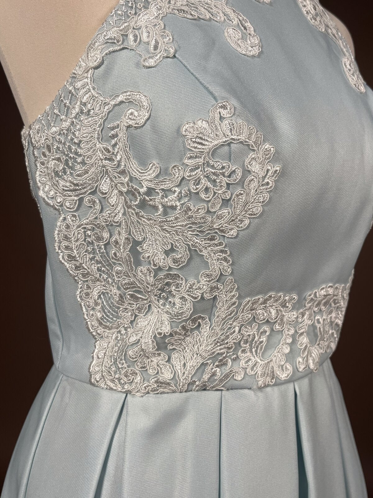 026 Poederblauwe Halterneck Cocktailjurk – Chi Chi London