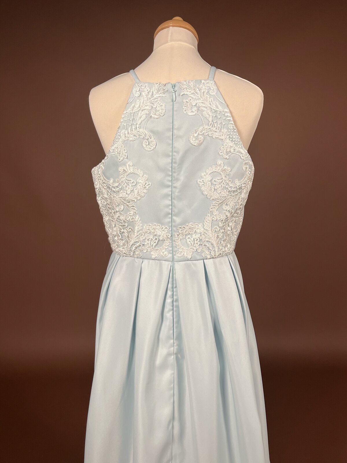 026 Poederblauwe Halterneck Cocktailjurk – Chi Chi London