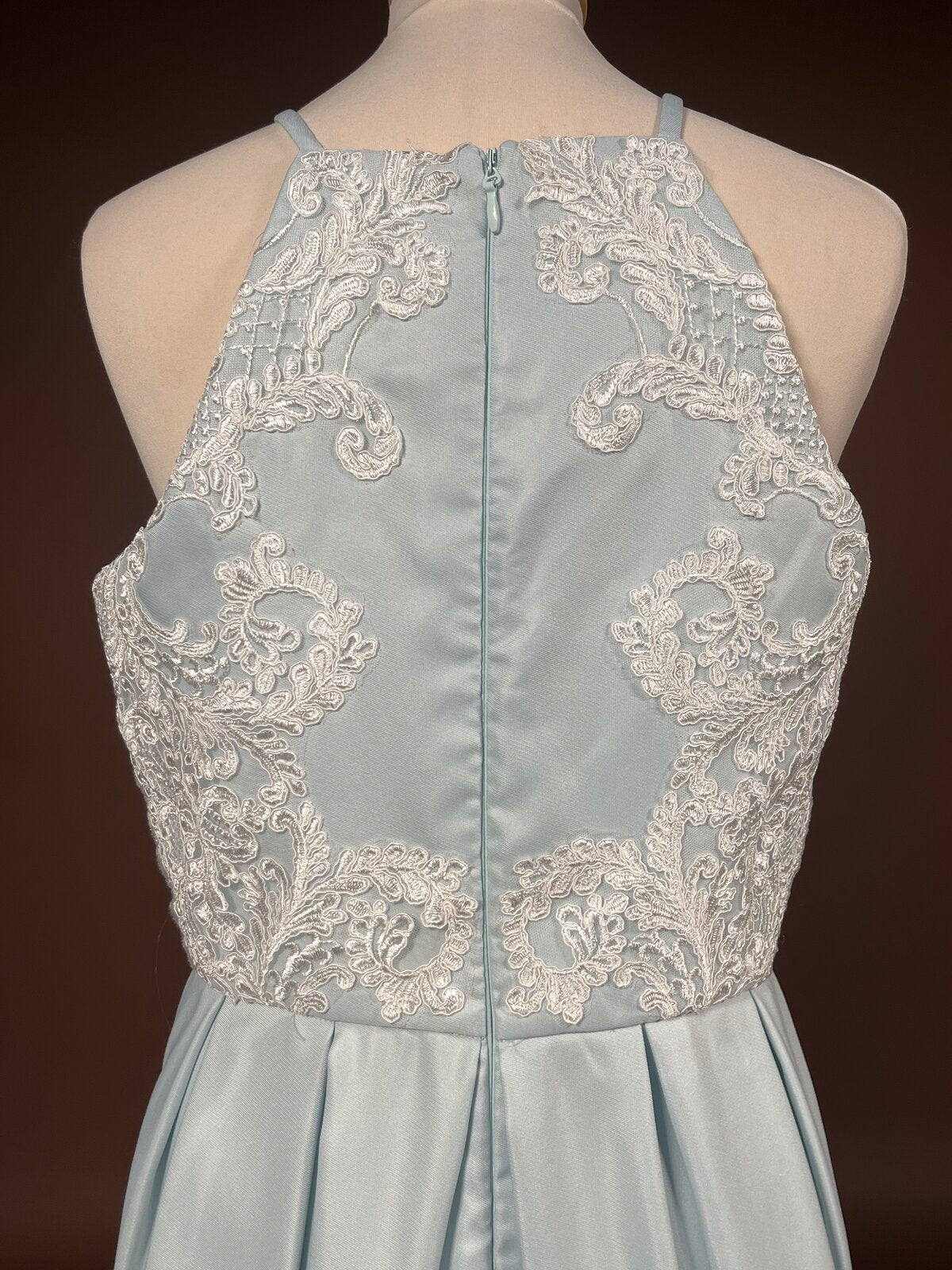 026 Poederblauwe Halterneck Cocktailjurk – Chi Chi London