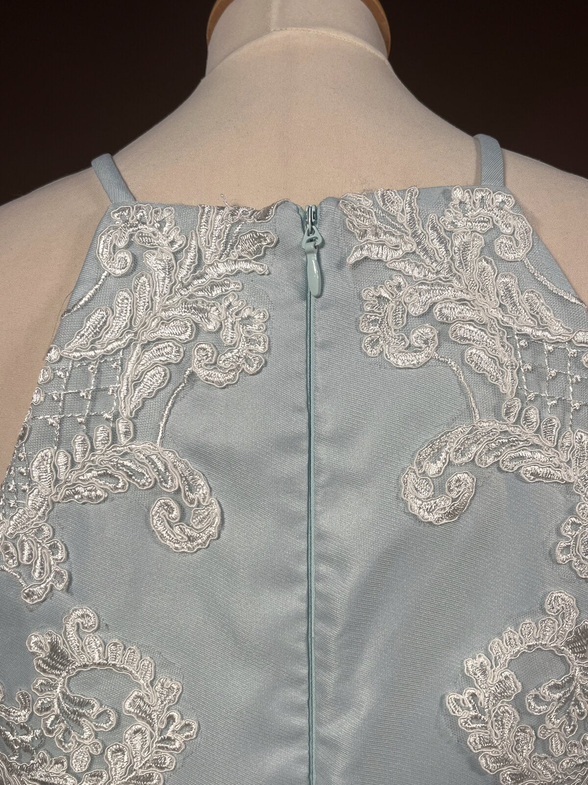 026 Poederblauwe Halterneck Cocktailjurk – Chi Chi London