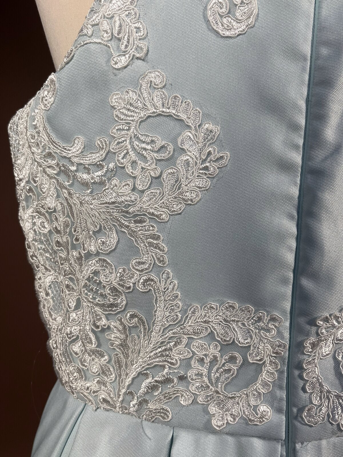 026 Poederblauwe Halterneck Cocktailjurk – Chi Chi London