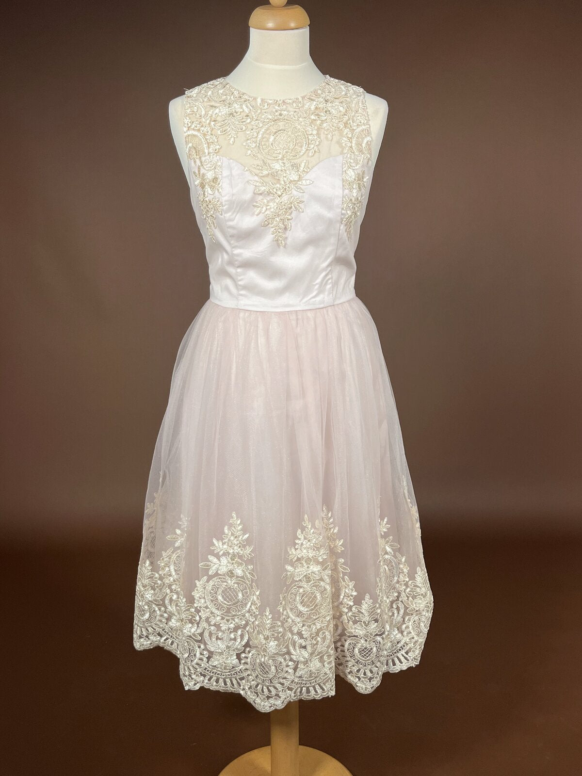 027 Zachtroze Galajurk met Kanten Bodice – Chi Chi London