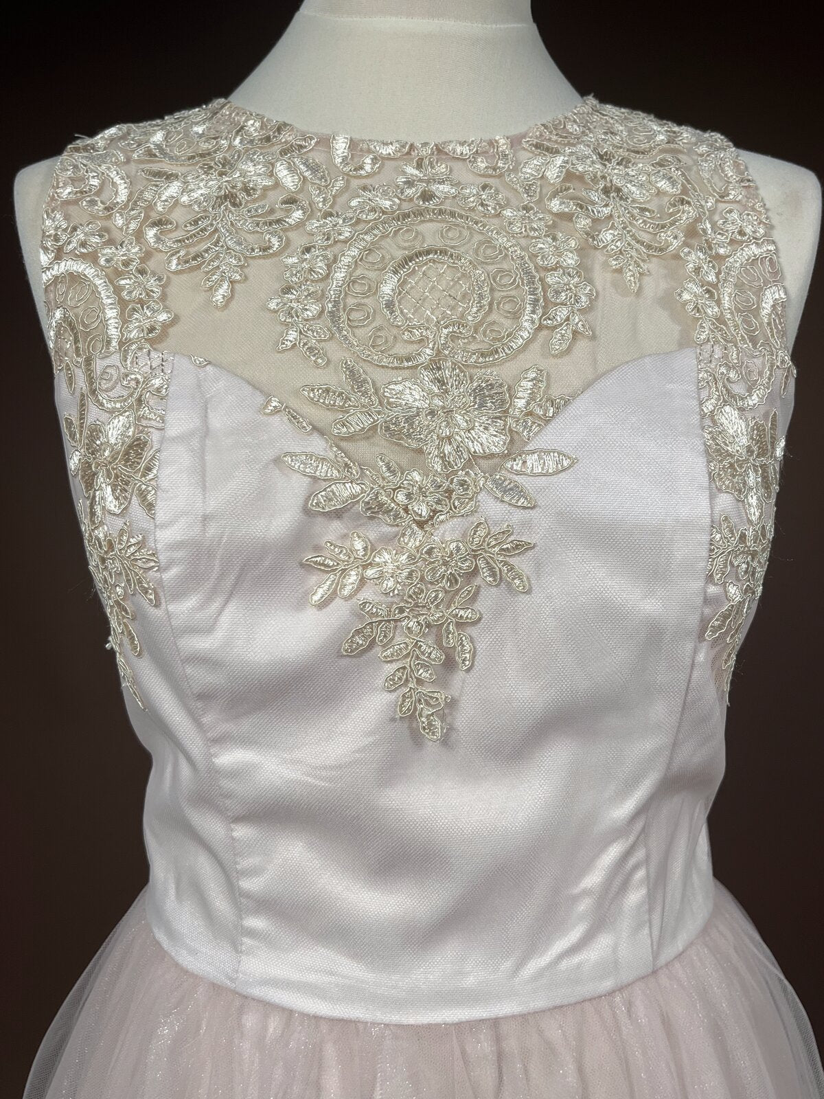 027 Zachtroze Galajurk met Kanten Bodice – Chi Chi London