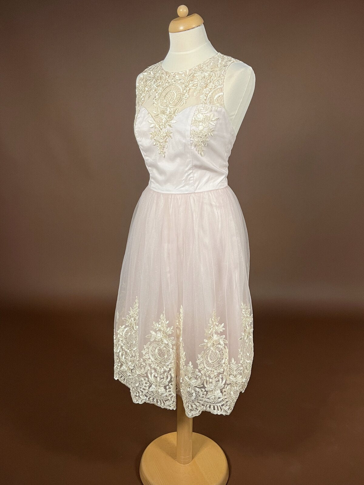 027 Zachtroze Galajurk met Kanten Bodice – Chi Chi London