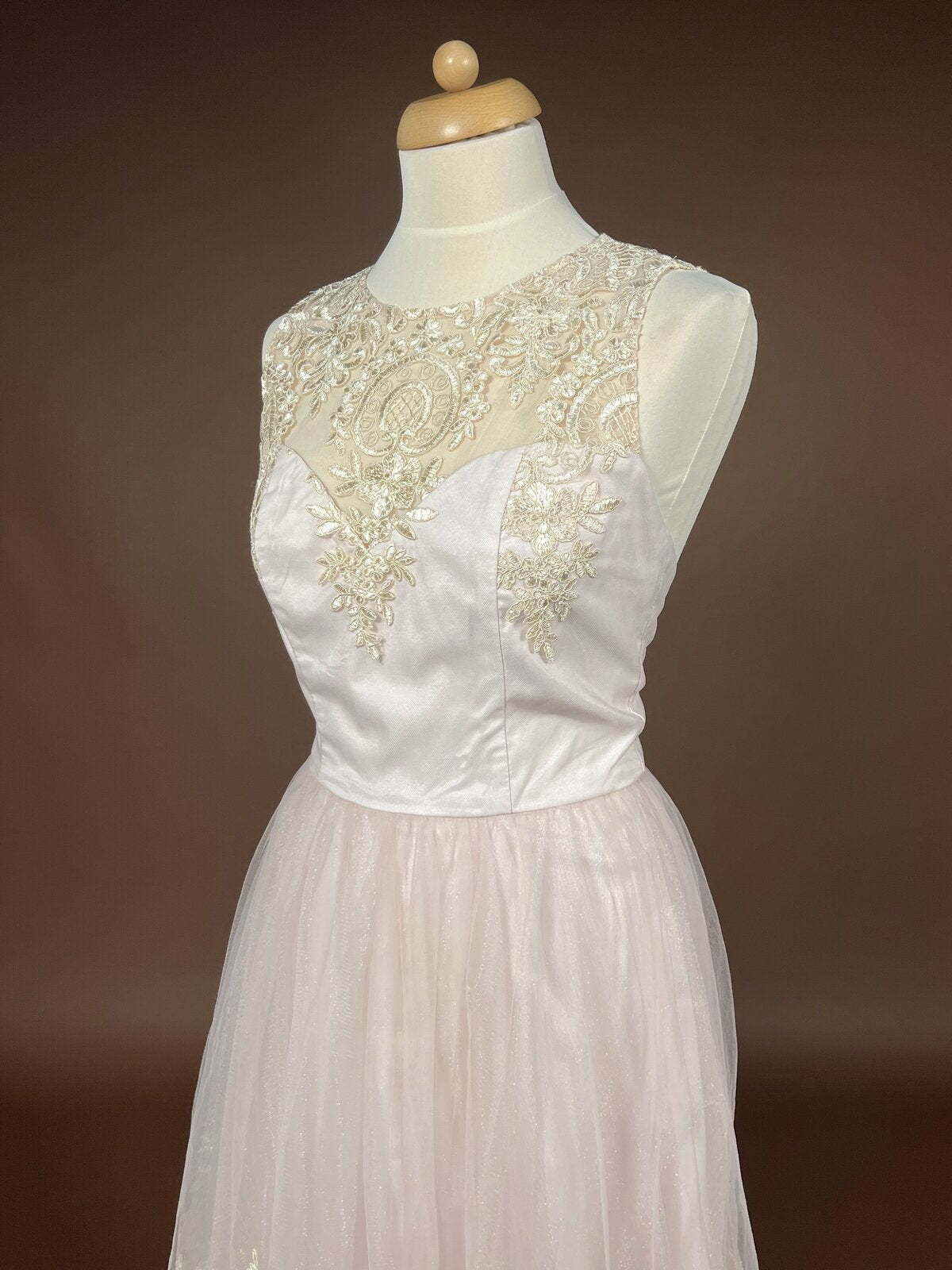 027 Zachtroze Galajurk met Kanten Bodice – Chi Chi London