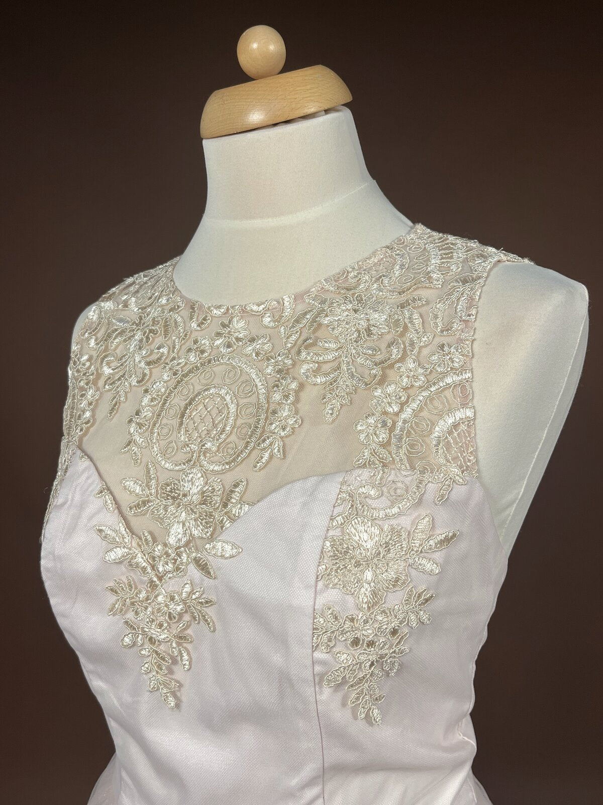 027 Zachtroze Galajurk met Kanten Bodice – Chi Chi London