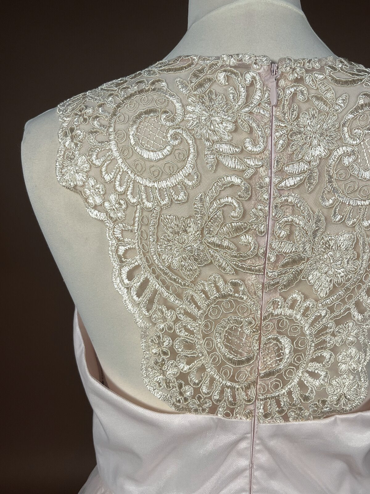 027 Zachtroze Galajurk met Kanten Bodice – Chi Chi London