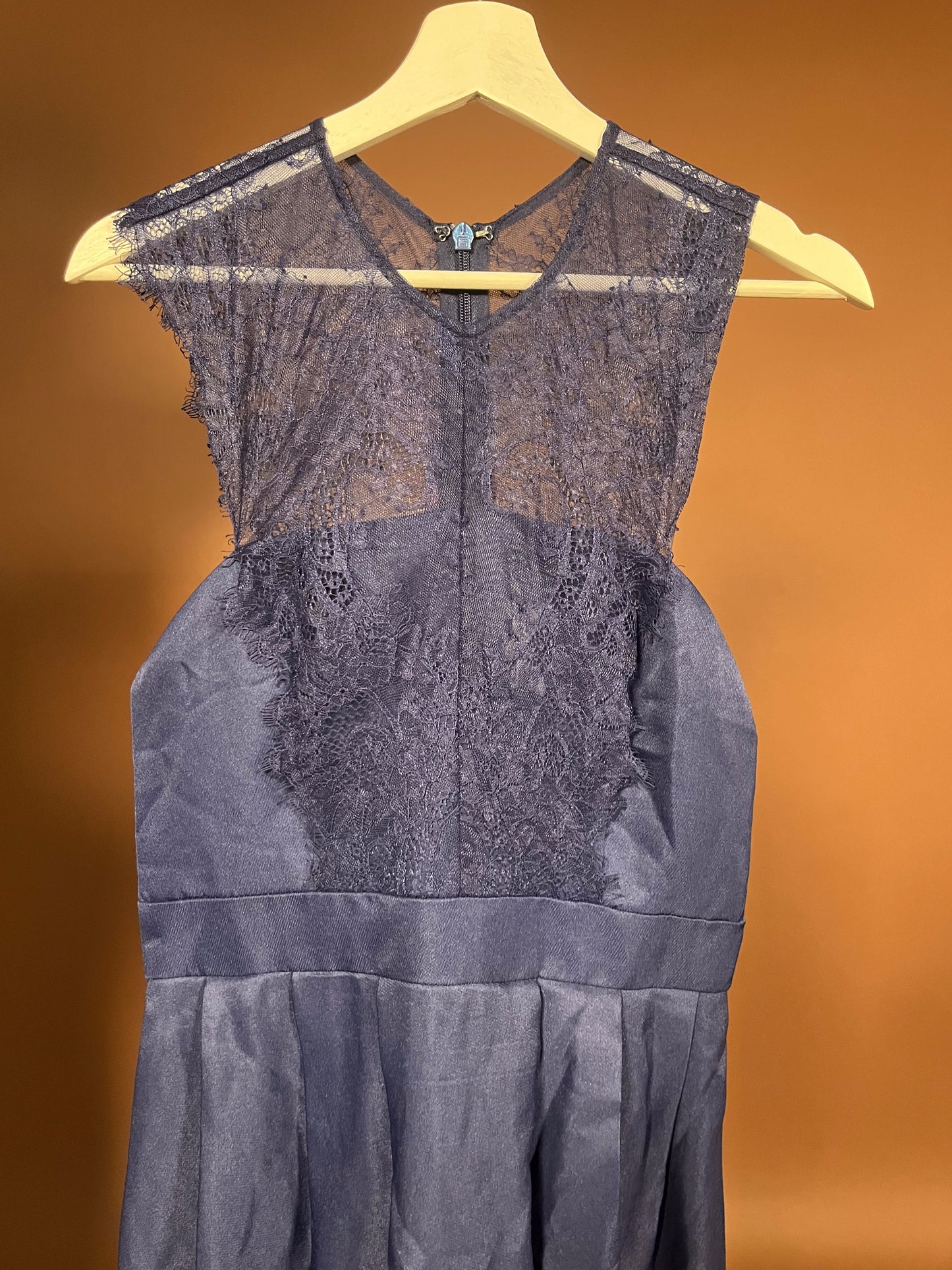 029 Marineblauwe Kanten Cocktailjurk met Capmouwtjes – Chi Chi London