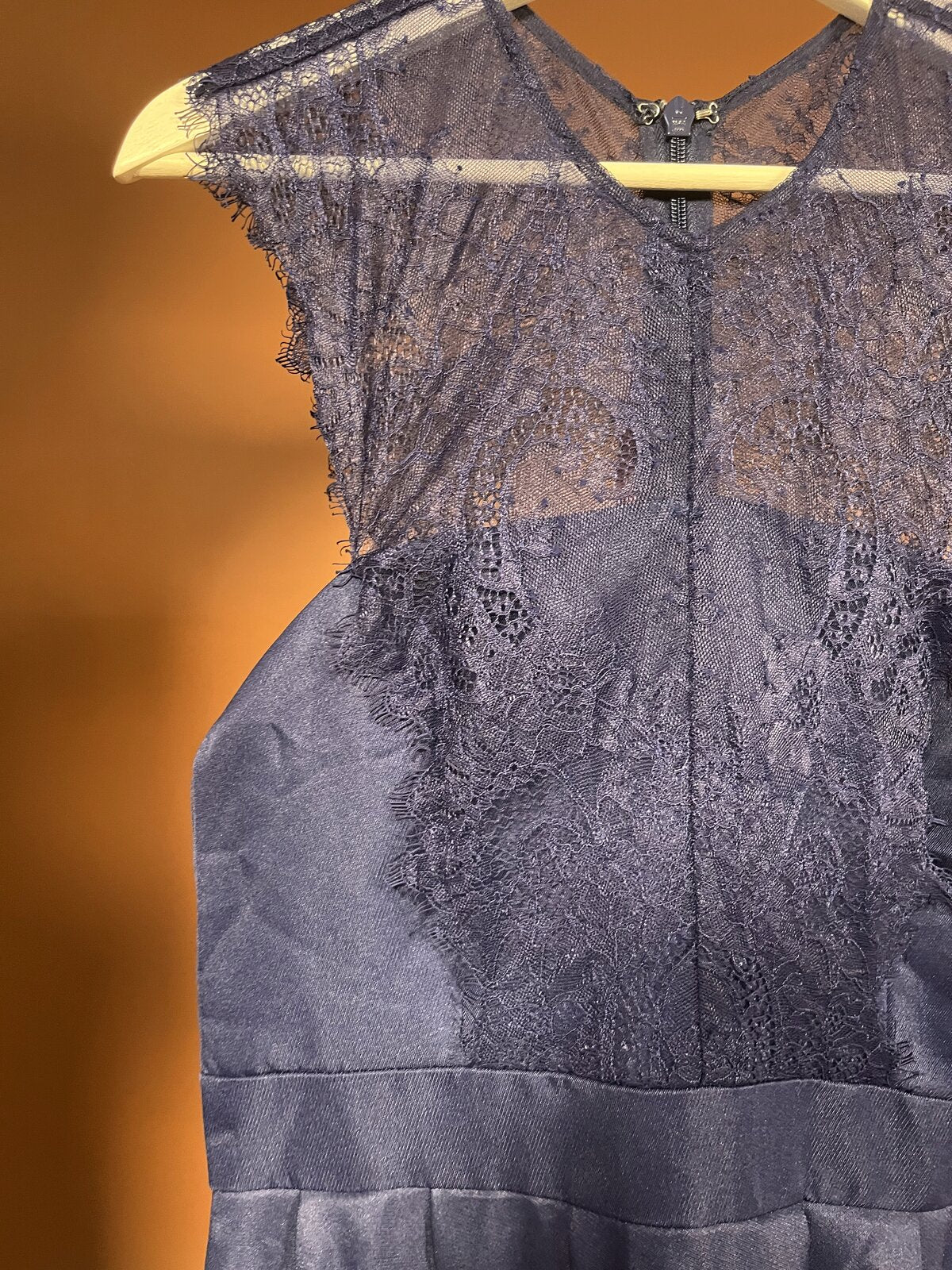 029 Marineblauwe Kanten Cocktailjurk met Capmouwtjes – Chi Chi London