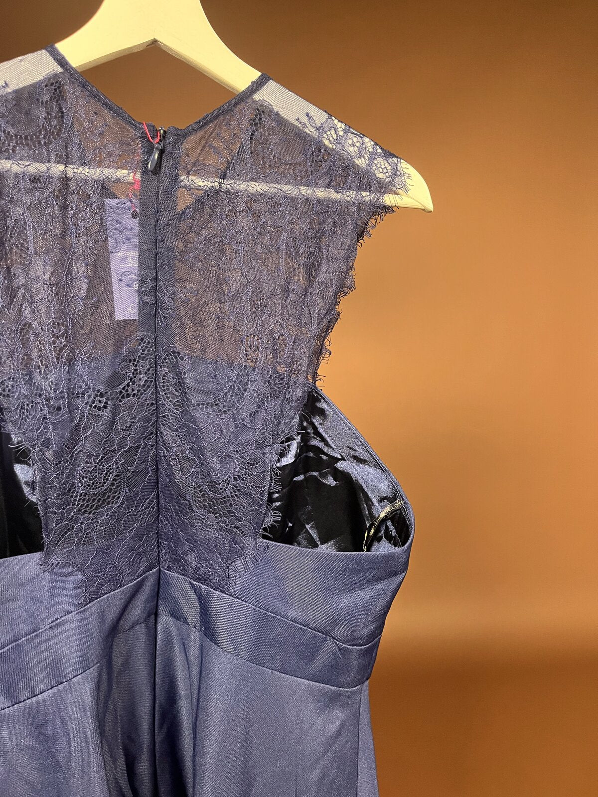 029 Marineblauwe Kanten Cocktailjurk met Capmouwtjes – Chi Chi London