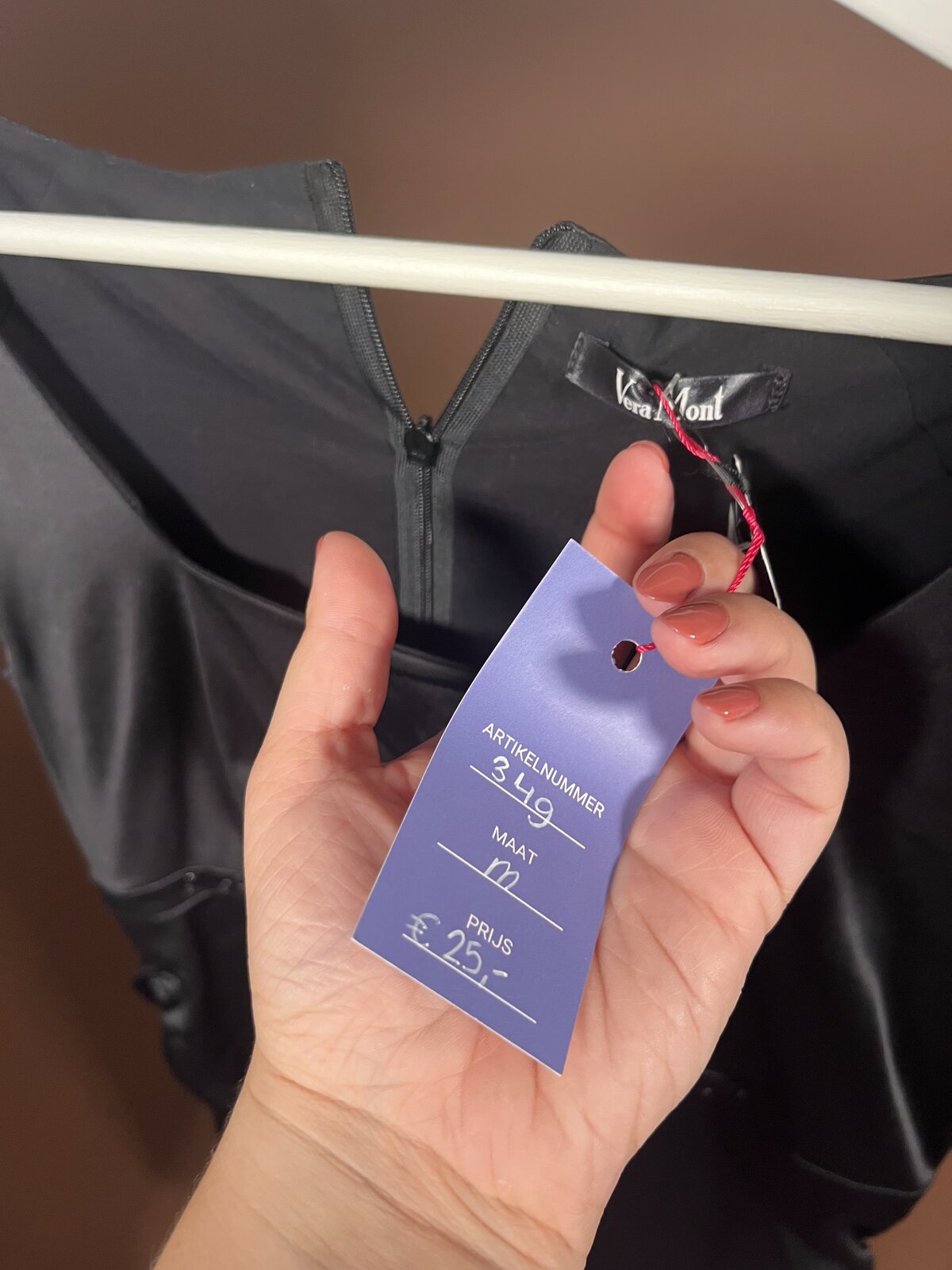 031 Klassieke Zwarte Satijnen Cocktailjurk met Strass – Vera Mont