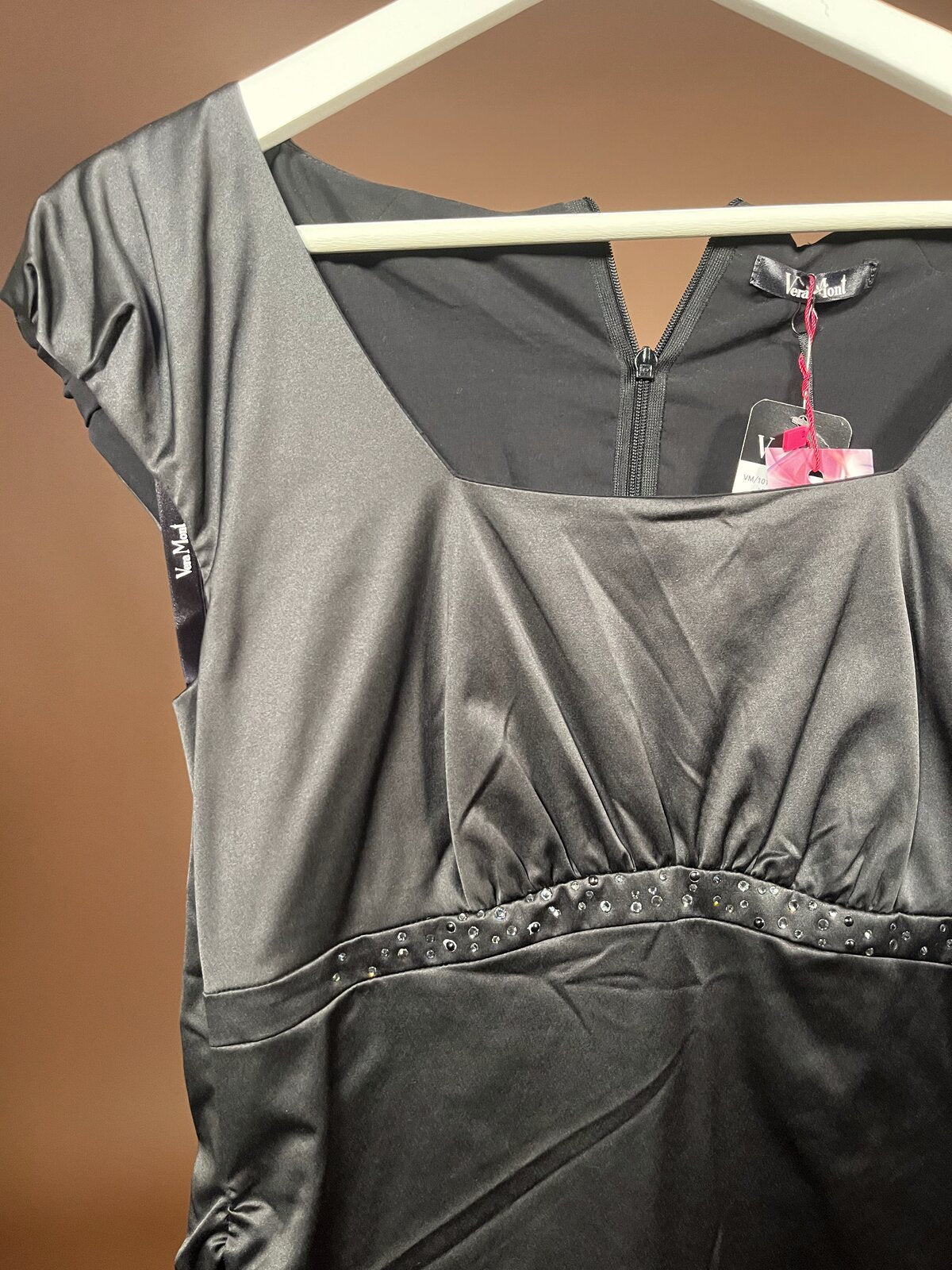 031 Klassieke Zwarte Satijnen Cocktailjurk met Strass – Vera Mont