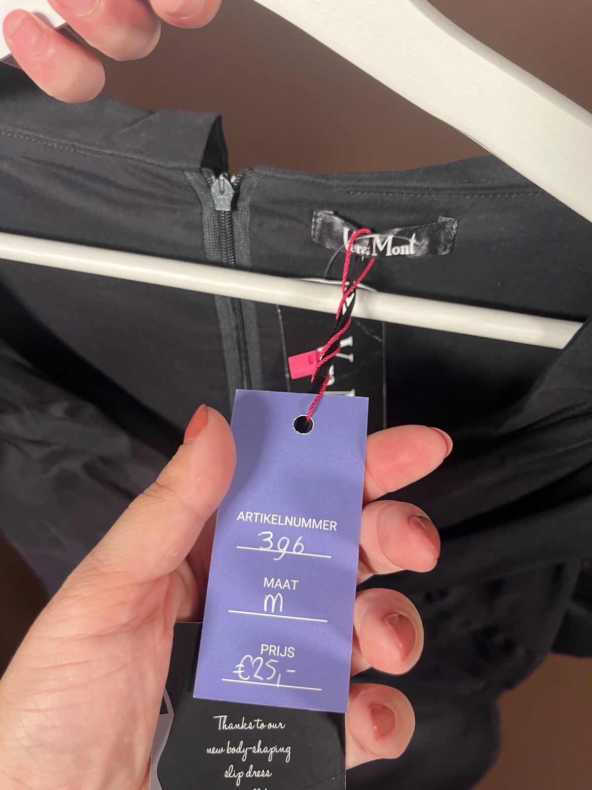032 Elegante Zwarte Wikkeljurk met Sjaalkraag – Vera Mont