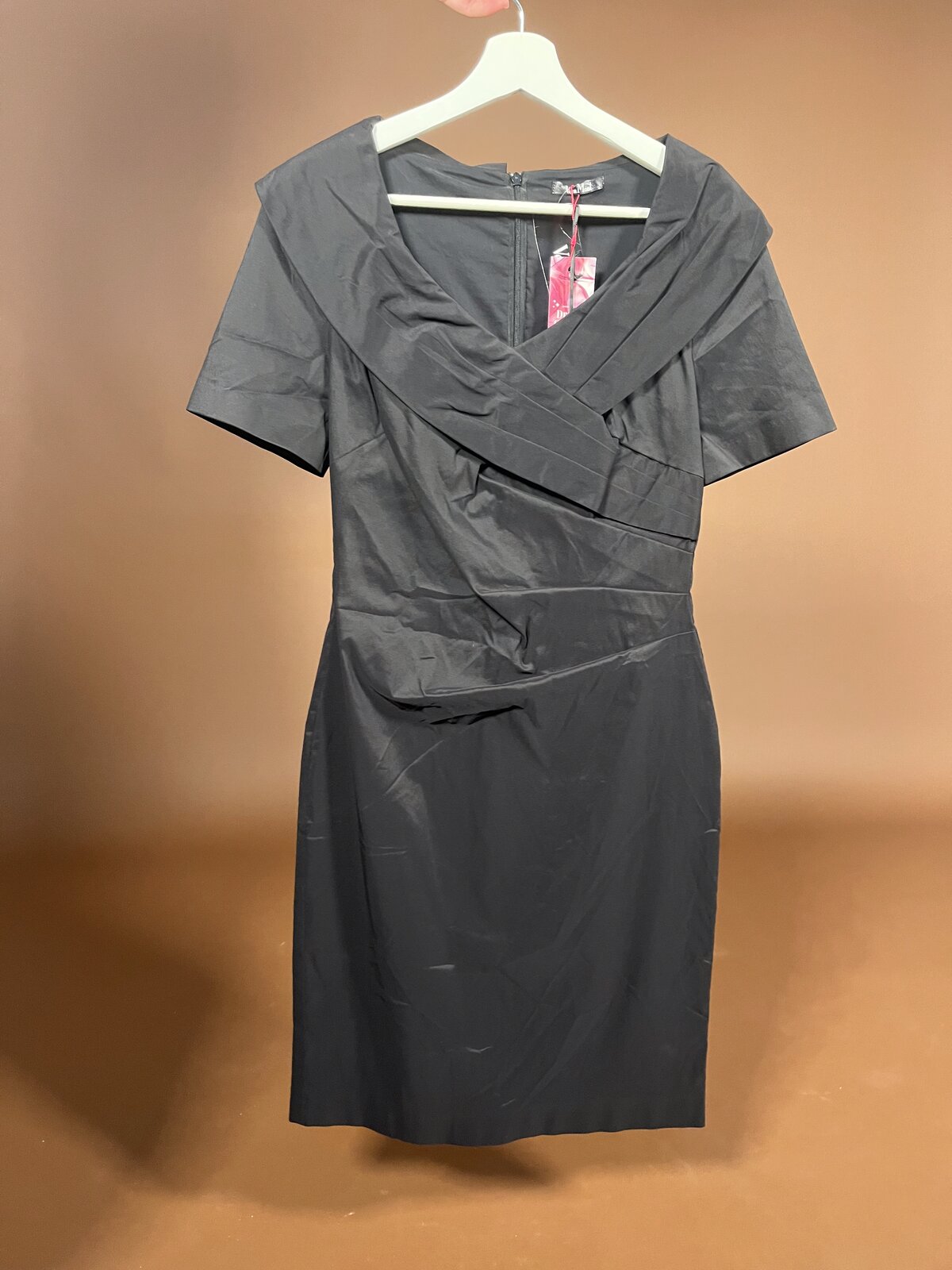 032 Elegante Zwarte Wikkeljurk met Sjaalkraag – Vera Mont