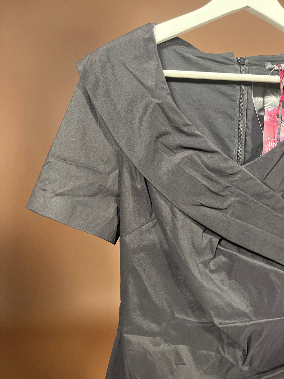 032 Elegante Zwarte Wikkeljurk met Sjaalkraag – Vera Mont