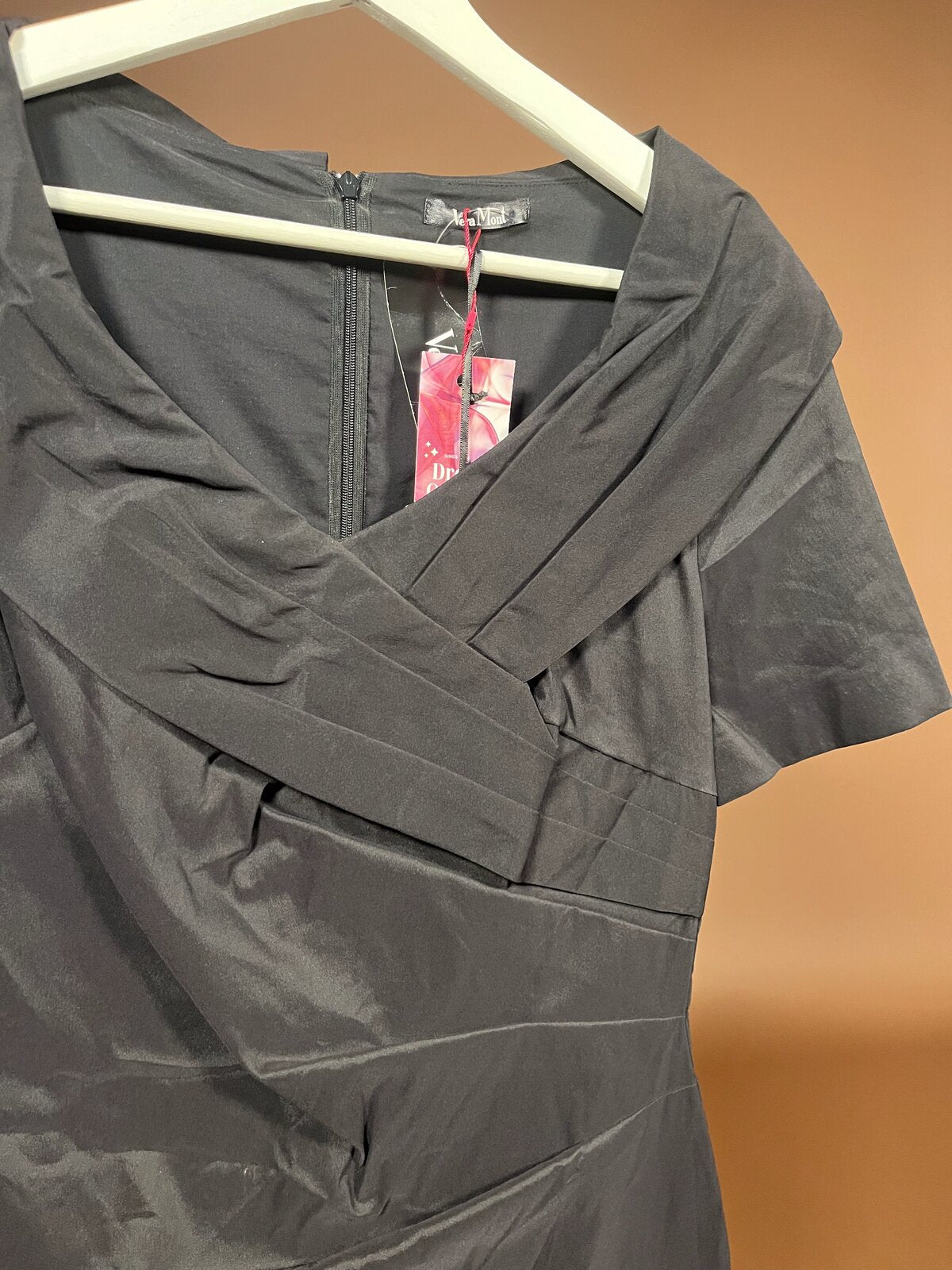 032 Elegante Zwarte Wikkeljurk met Sjaalkraag – Vera Mont