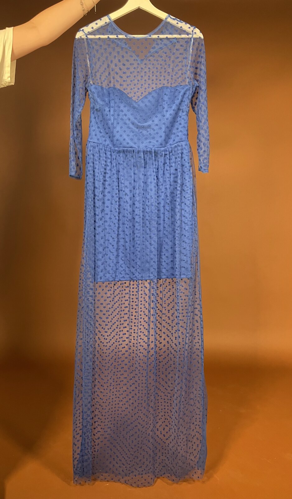 034 Betoverende Blauwe Maxi Jurk met Mesh Stippen – Goddiva