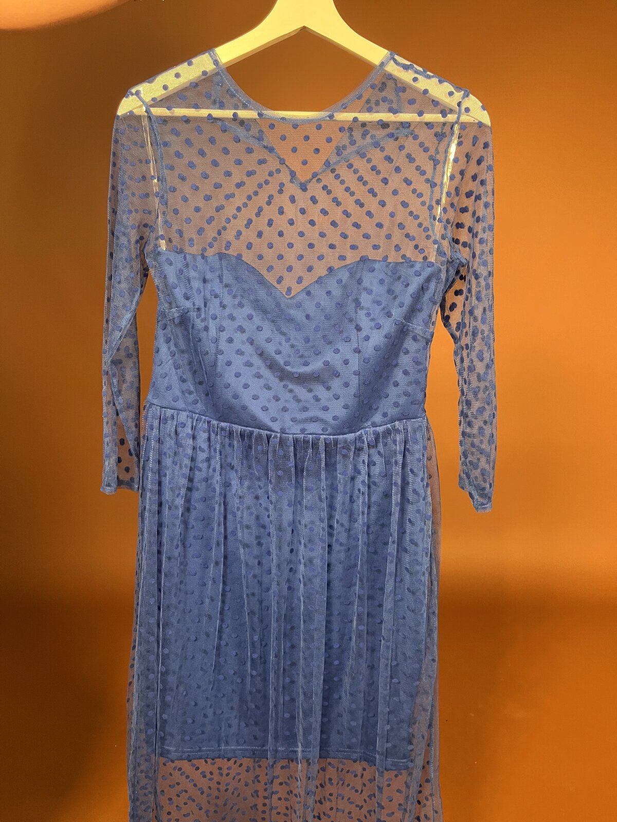 034 Betoverende Blauwe Maxi Jurk met Mesh Stippen – Goddiva