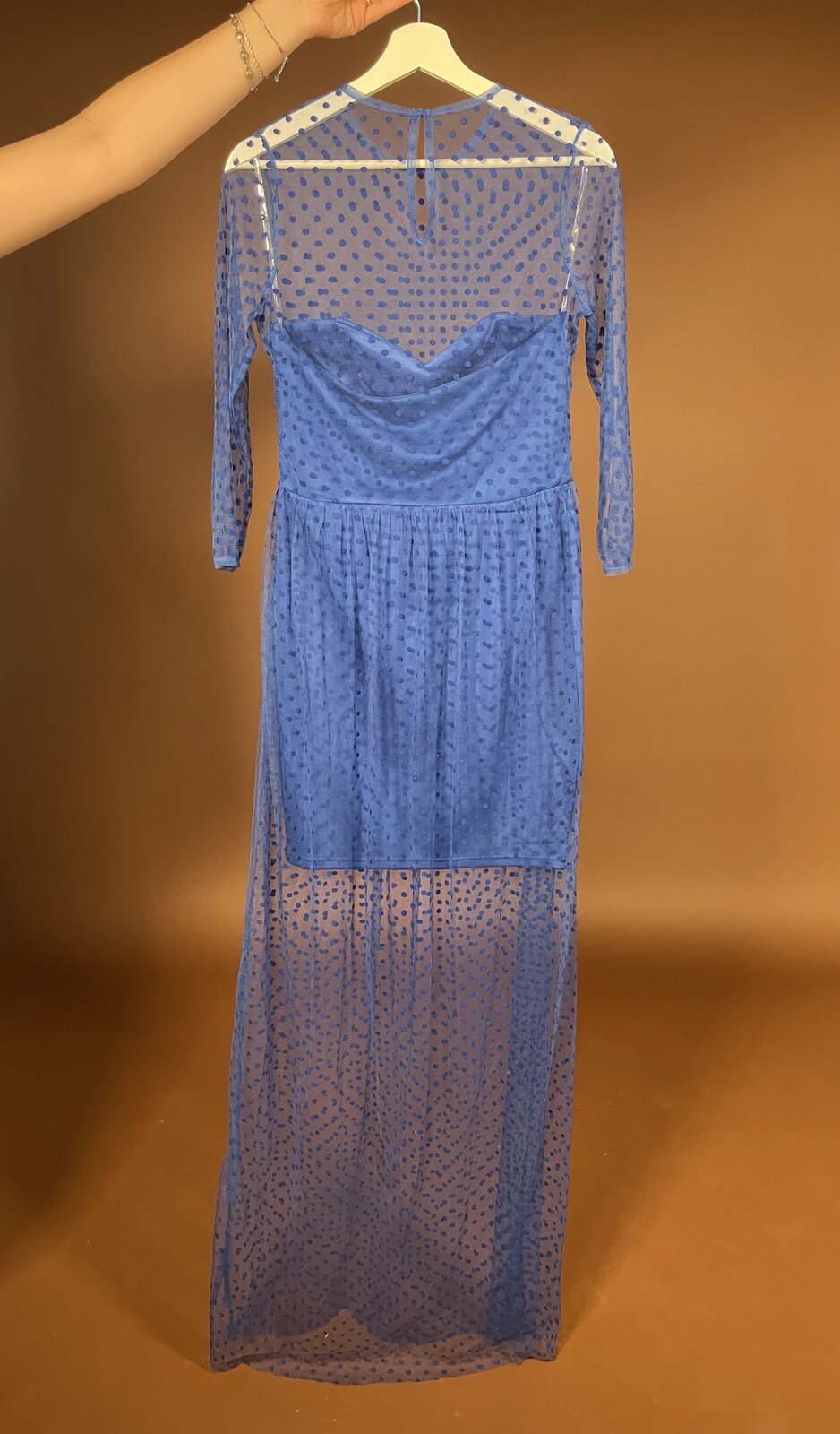 034 Betoverende Blauwe Maxi Jurk met Mesh Stippen – Goddiva