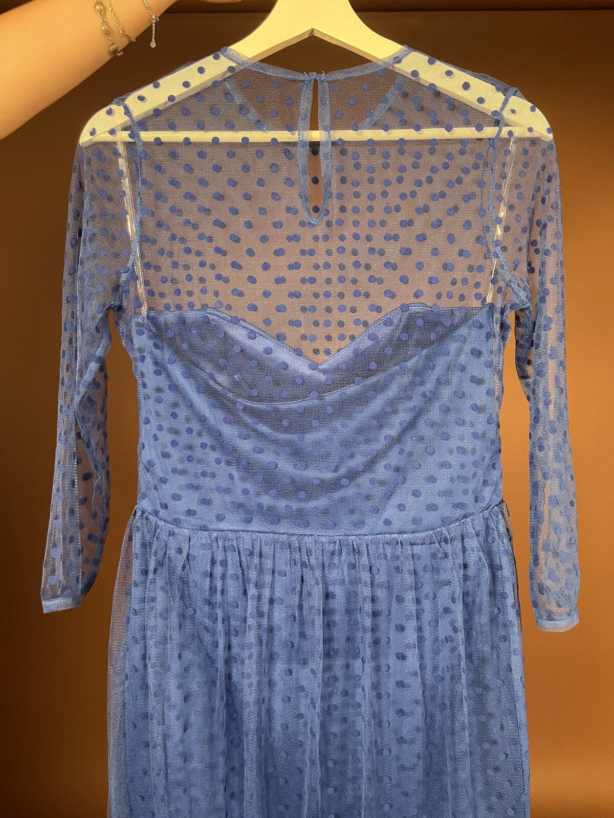 034 Betoverende Blauwe Maxi Jurk met Mesh Stippen – Goddiva