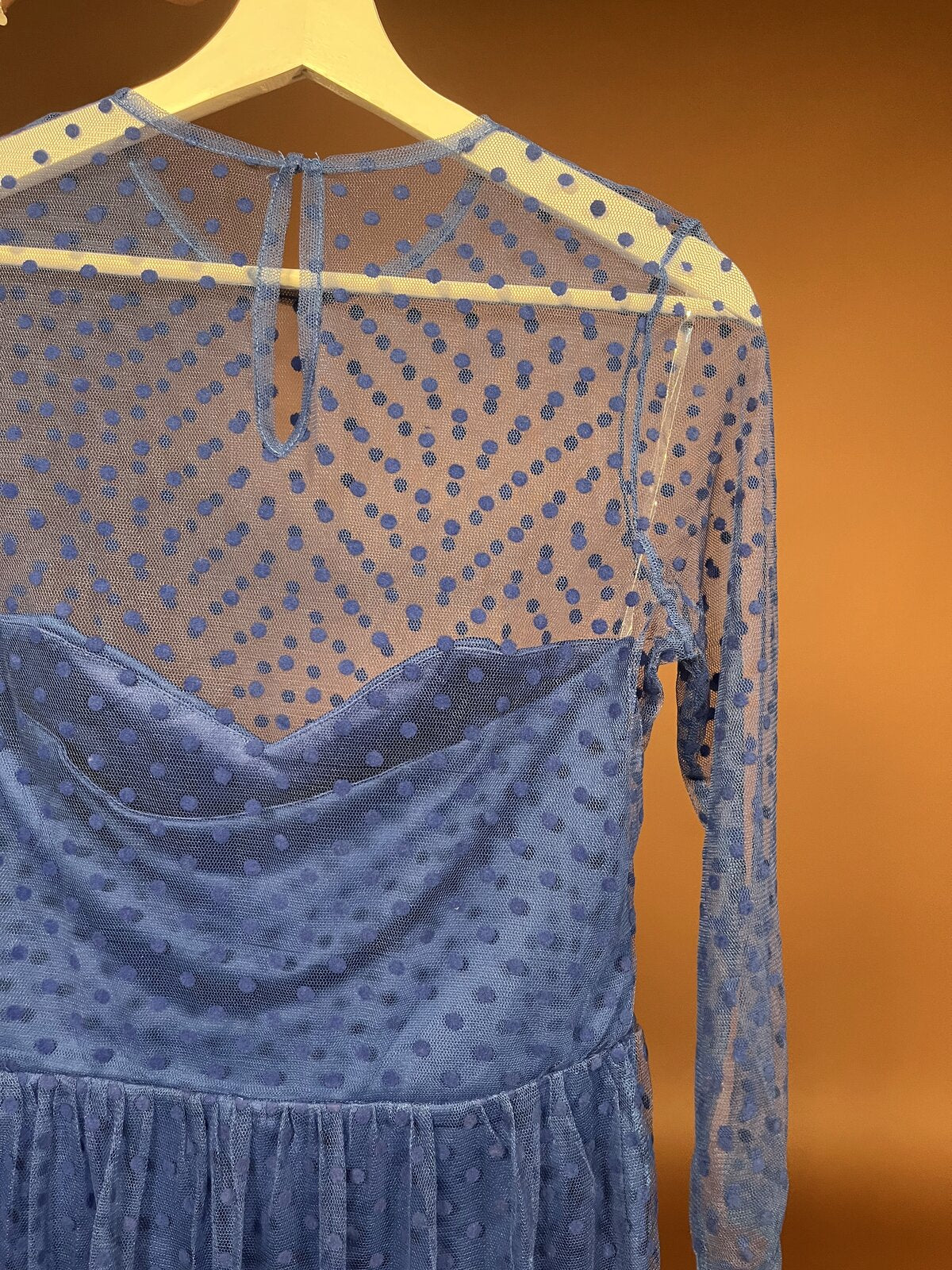 034 Betoverende Blauwe Maxi Jurk met Mesh Stippen – Goddiva