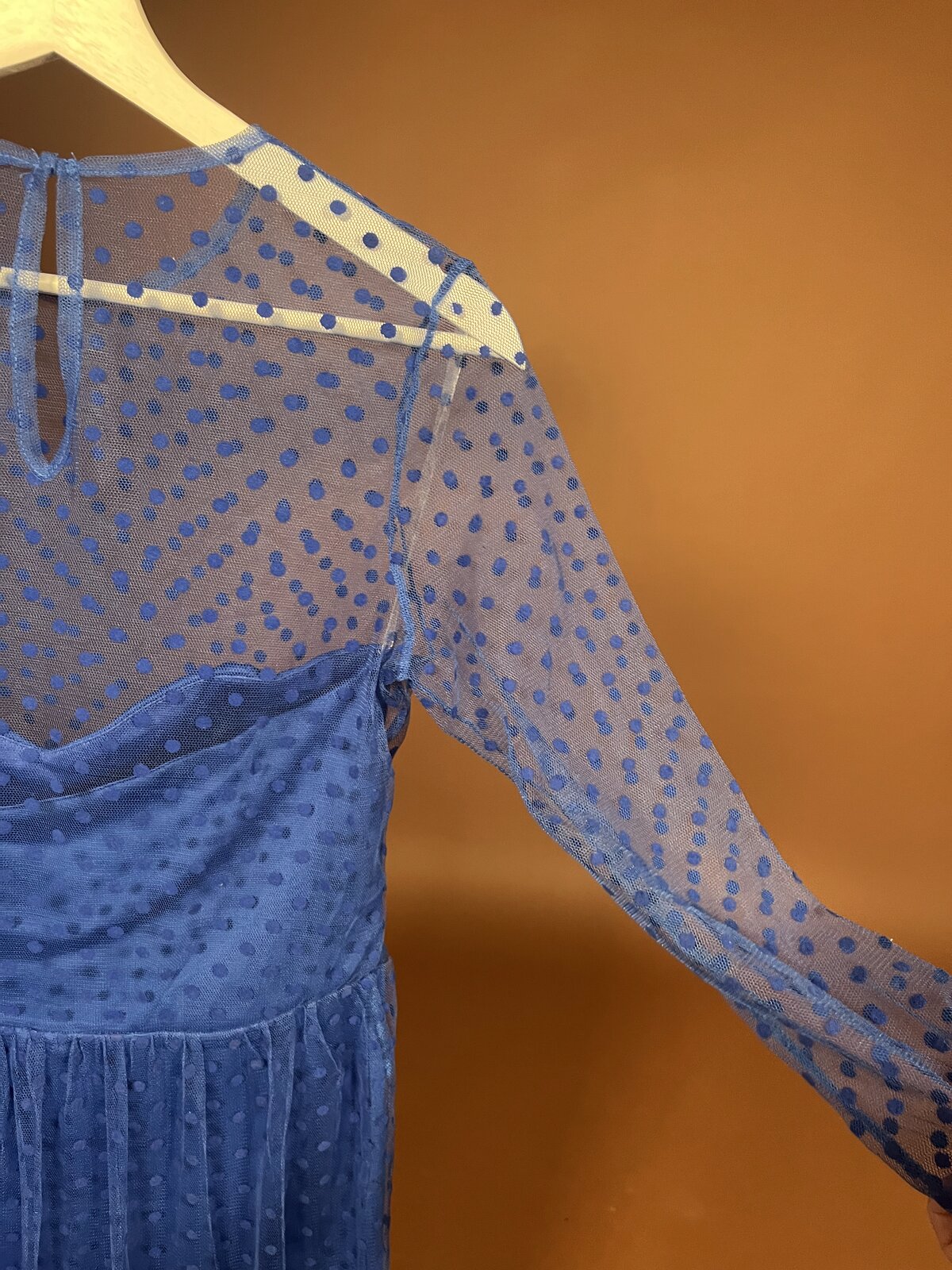 034 Betoverende Blauwe Maxi Jurk met Mesh Stippen – Goddiva