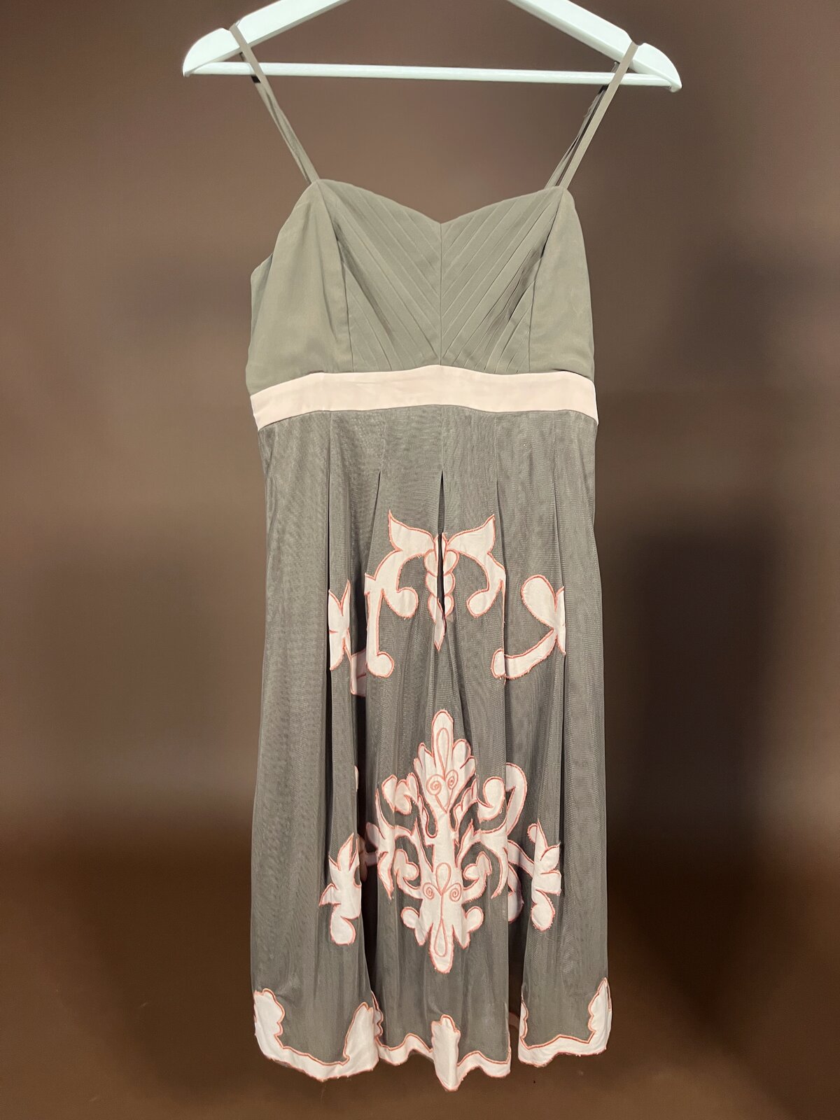 037 Taupe Cocktailjurk met Romantisch Borduursel – Steps