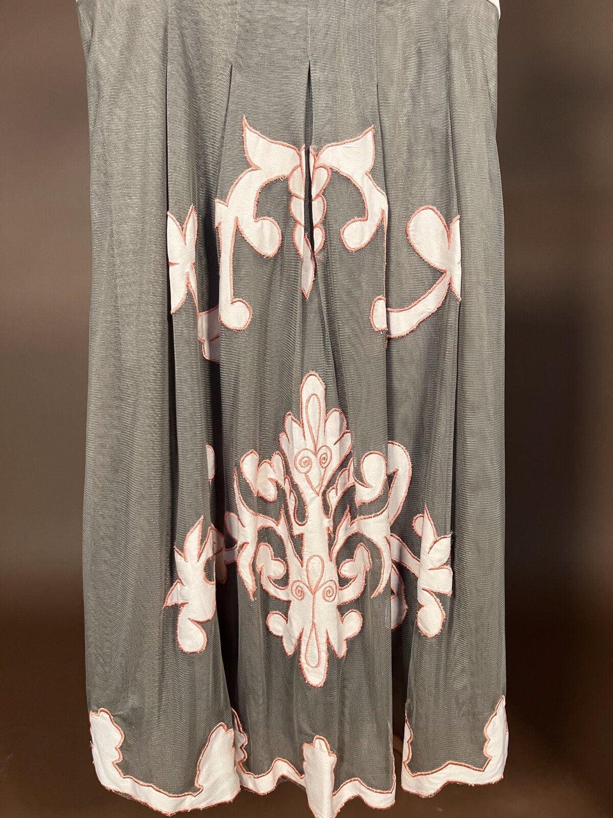 037 Taupe Cocktailjurk met Romantisch Borduursel – Steps
