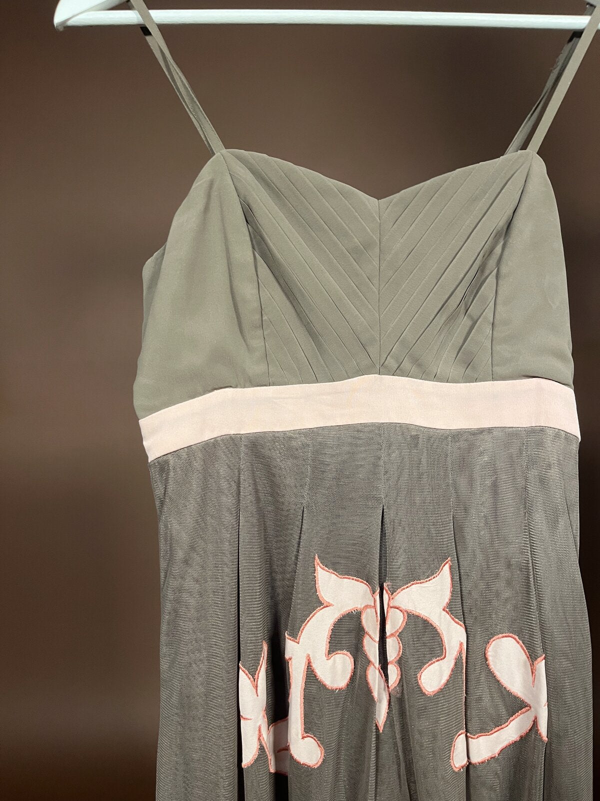 037 Taupe Cocktailjurk met Romantisch Borduursel – Steps