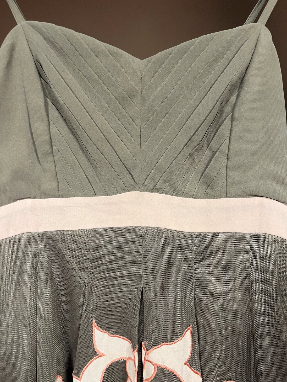 037 Taupe Cocktailjurk met Romantisch Borduursel – Steps