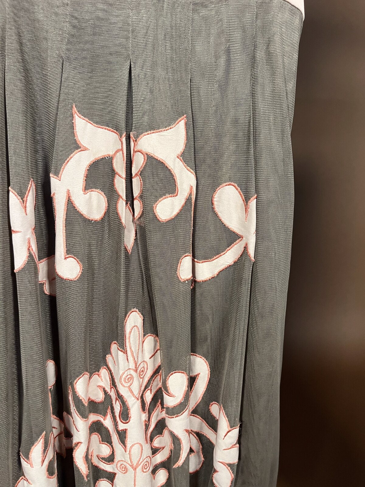 037 Taupe Cocktailjurk met Romantisch Borduursel – Steps