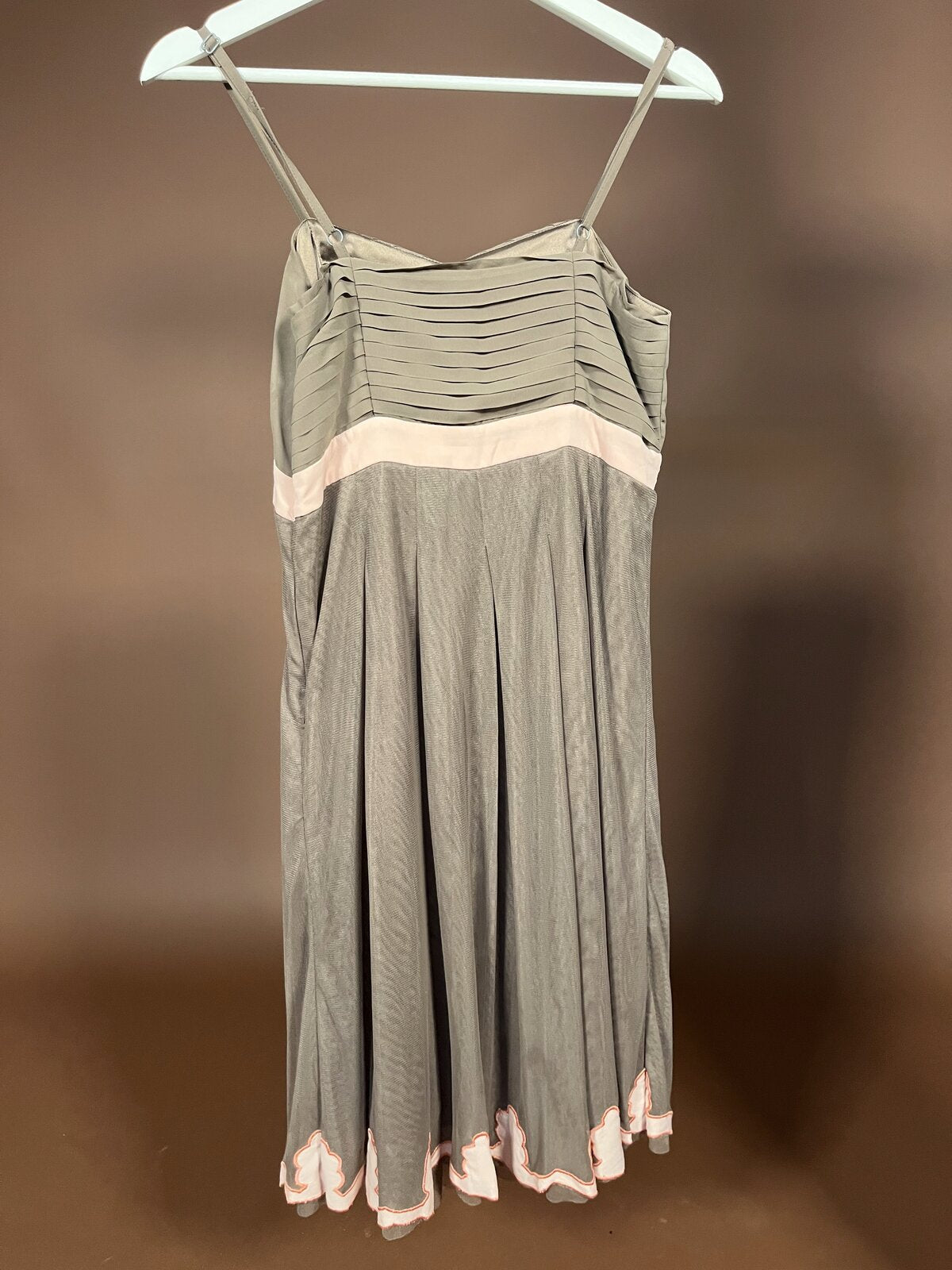037 Taupe Cocktailjurk met Romantisch Borduursel – Steps