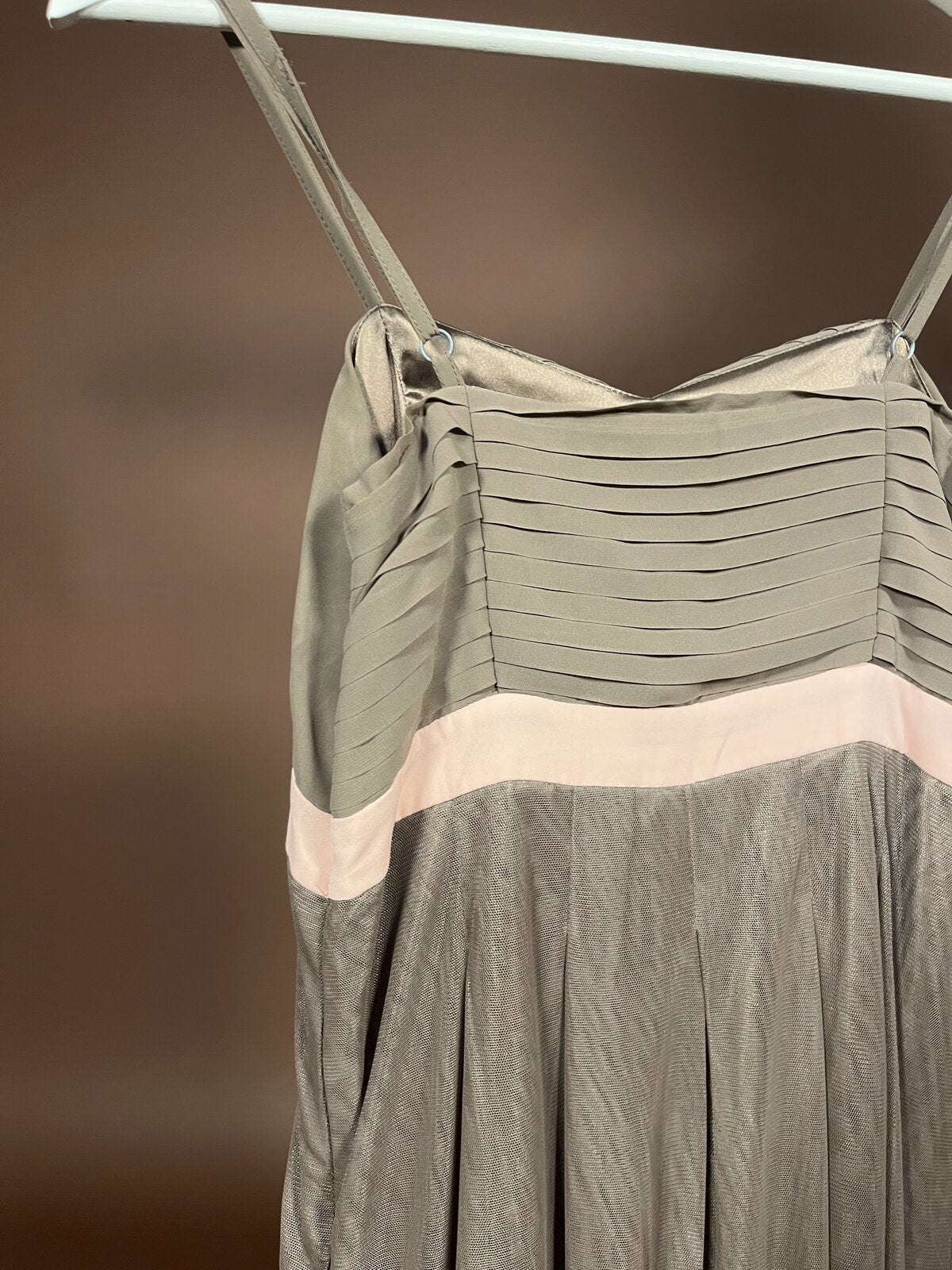 037 Taupe Cocktailjurk met Romantisch Borduursel – Steps