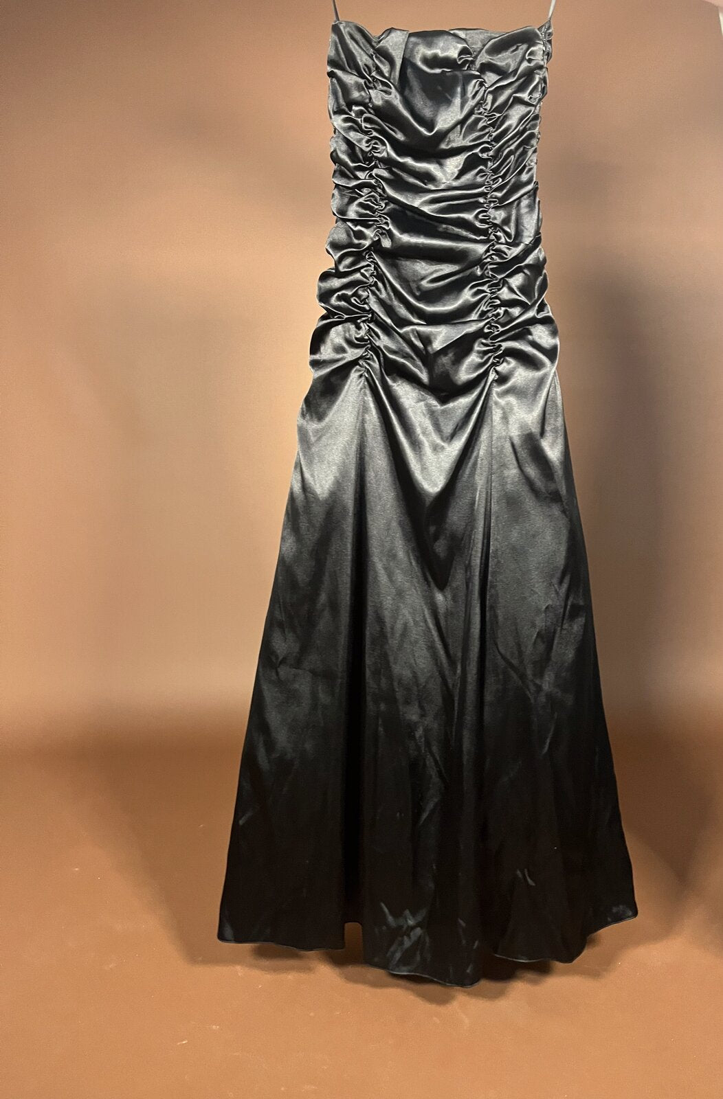 038 Zwarte Satijnen Jurk met Corset Rug – Lissa
