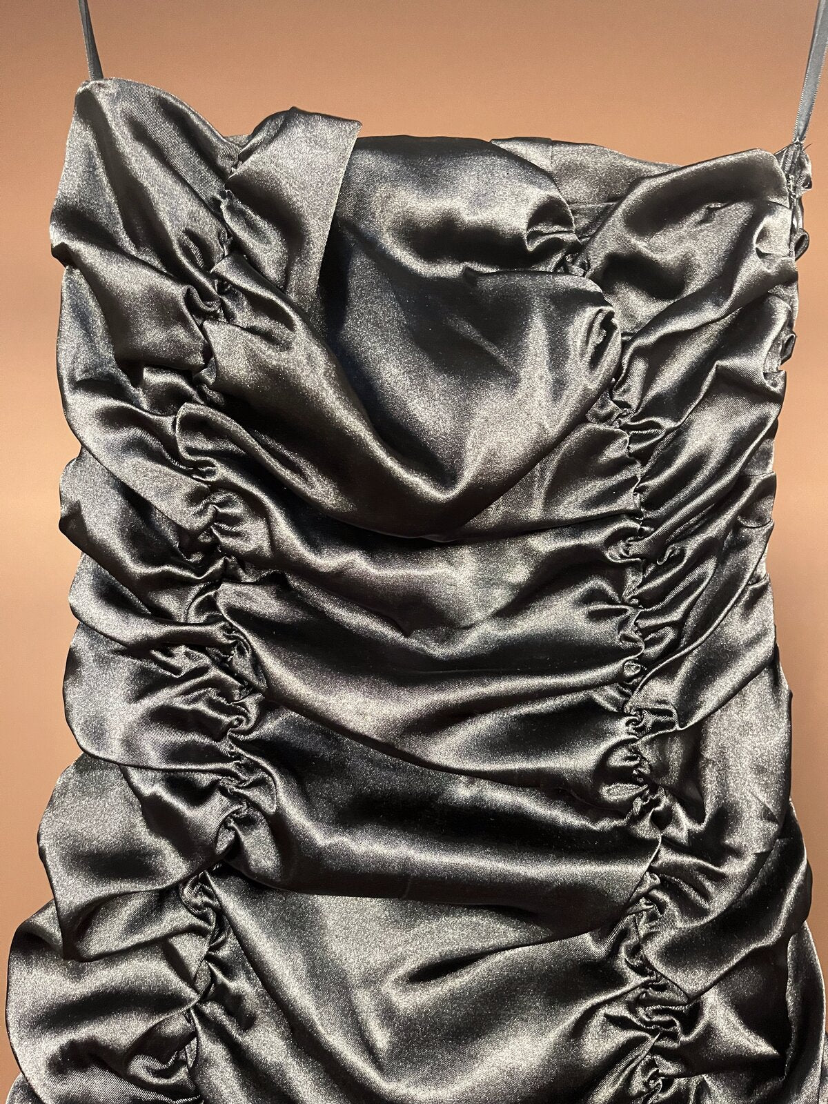 038 Zwarte Satijnen Jurk met Corset Rug – Lissa