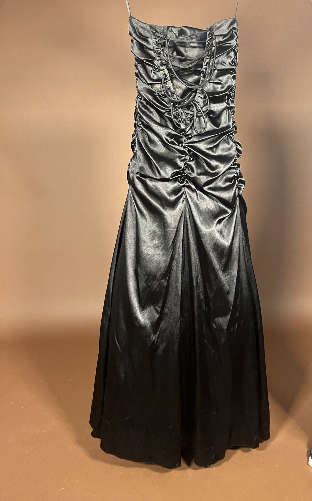 038 Zwarte Satijnen Jurk met Corset Rug – Lissa