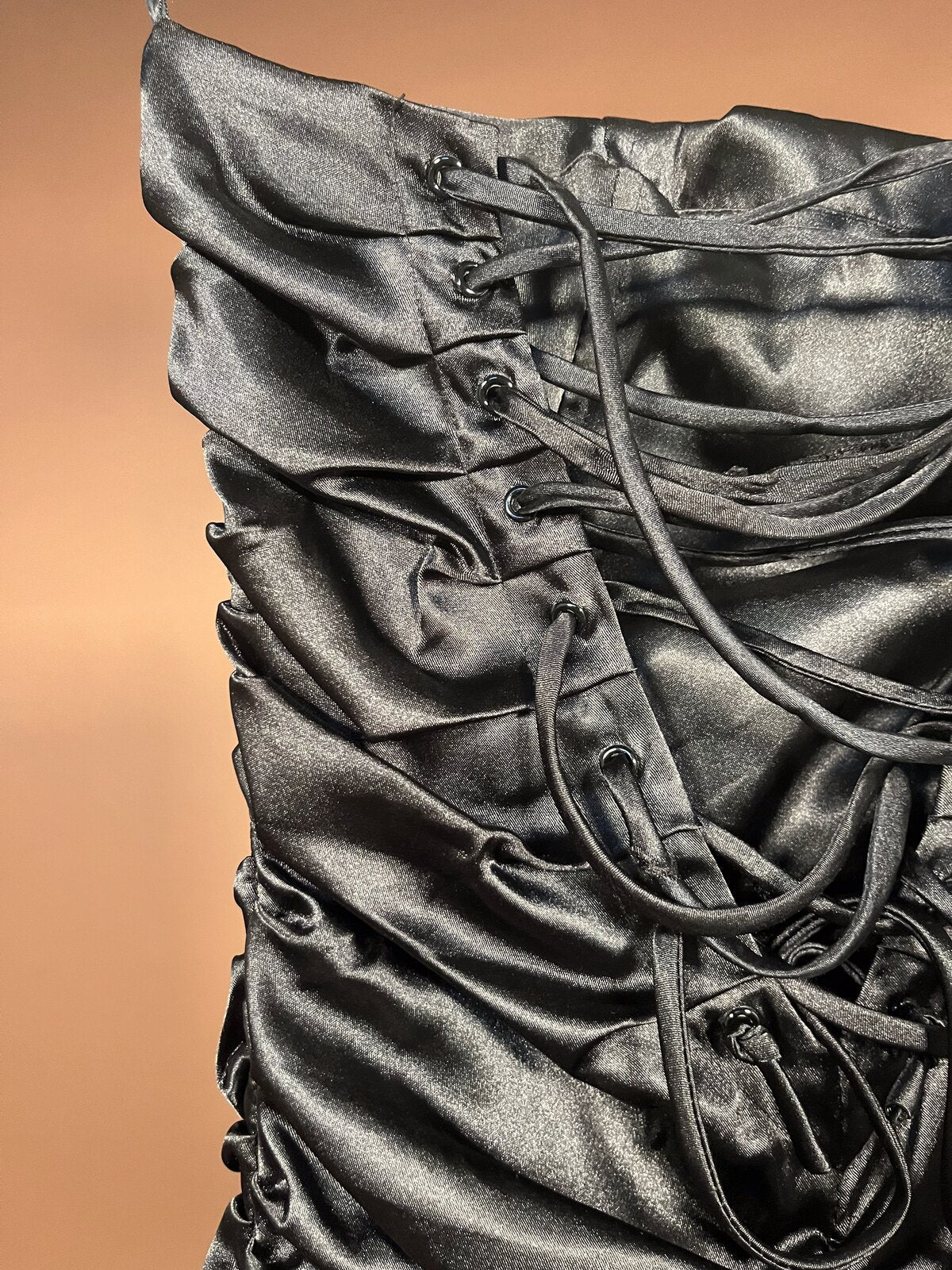 038 Zwarte Satijnen Jurk met Corset Rug – Lissa