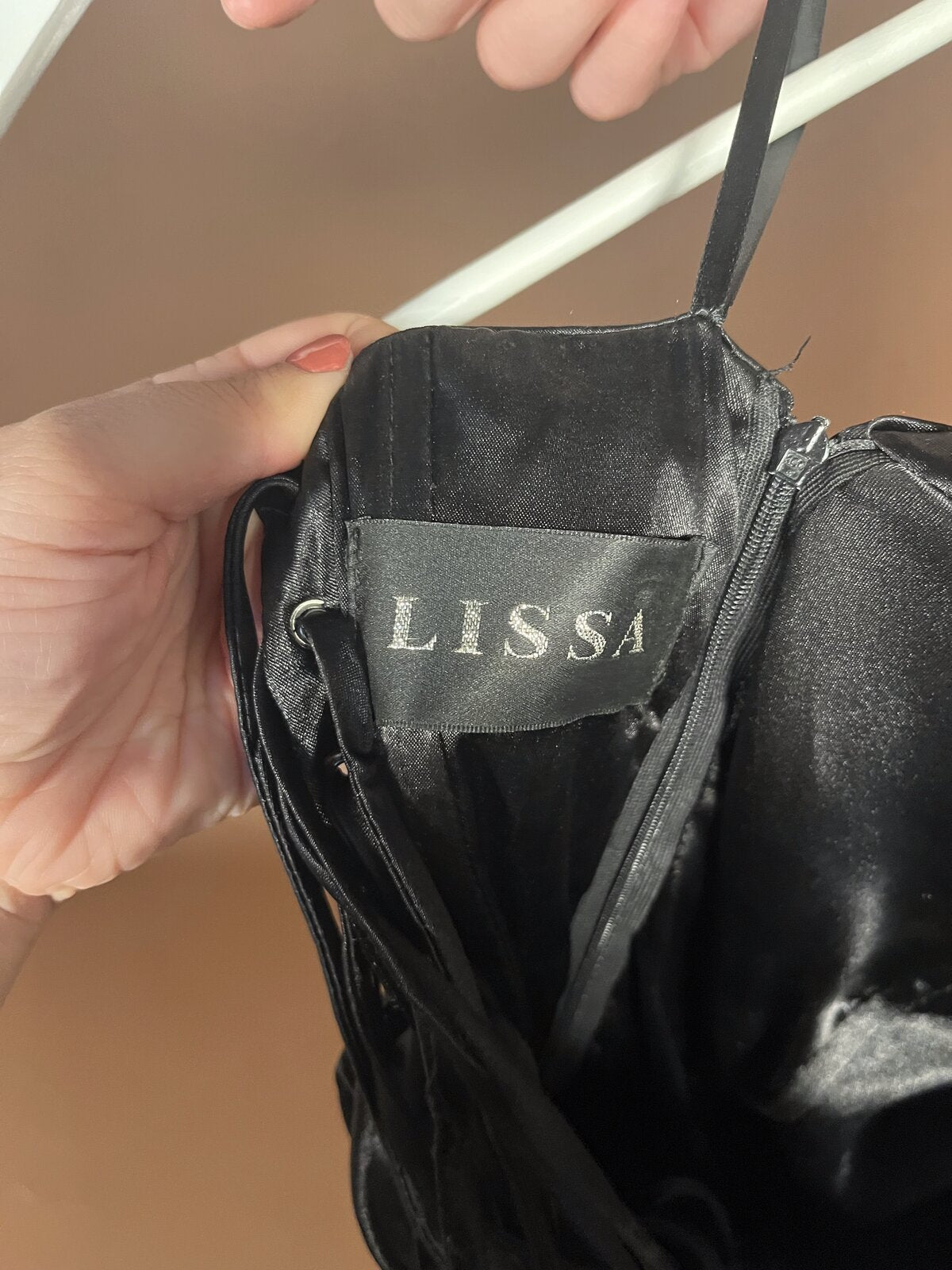 038 Zwarte Satijnen Jurk met Corset Rug – Lissa
