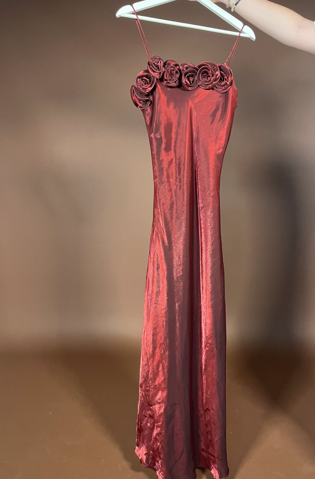 039 Bordeaux Satijnen Jurk met Rozen Detail