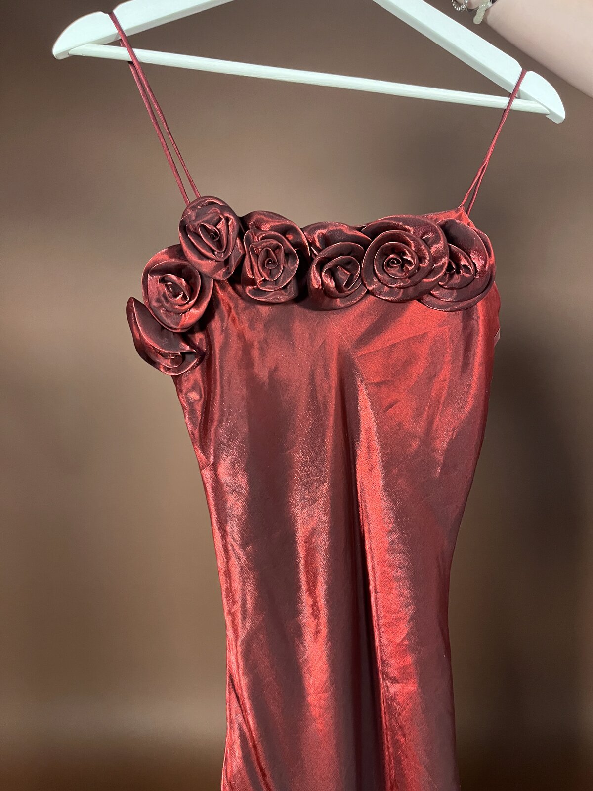 039 Bordeaux Satijnen Jurk met Rozen Detail